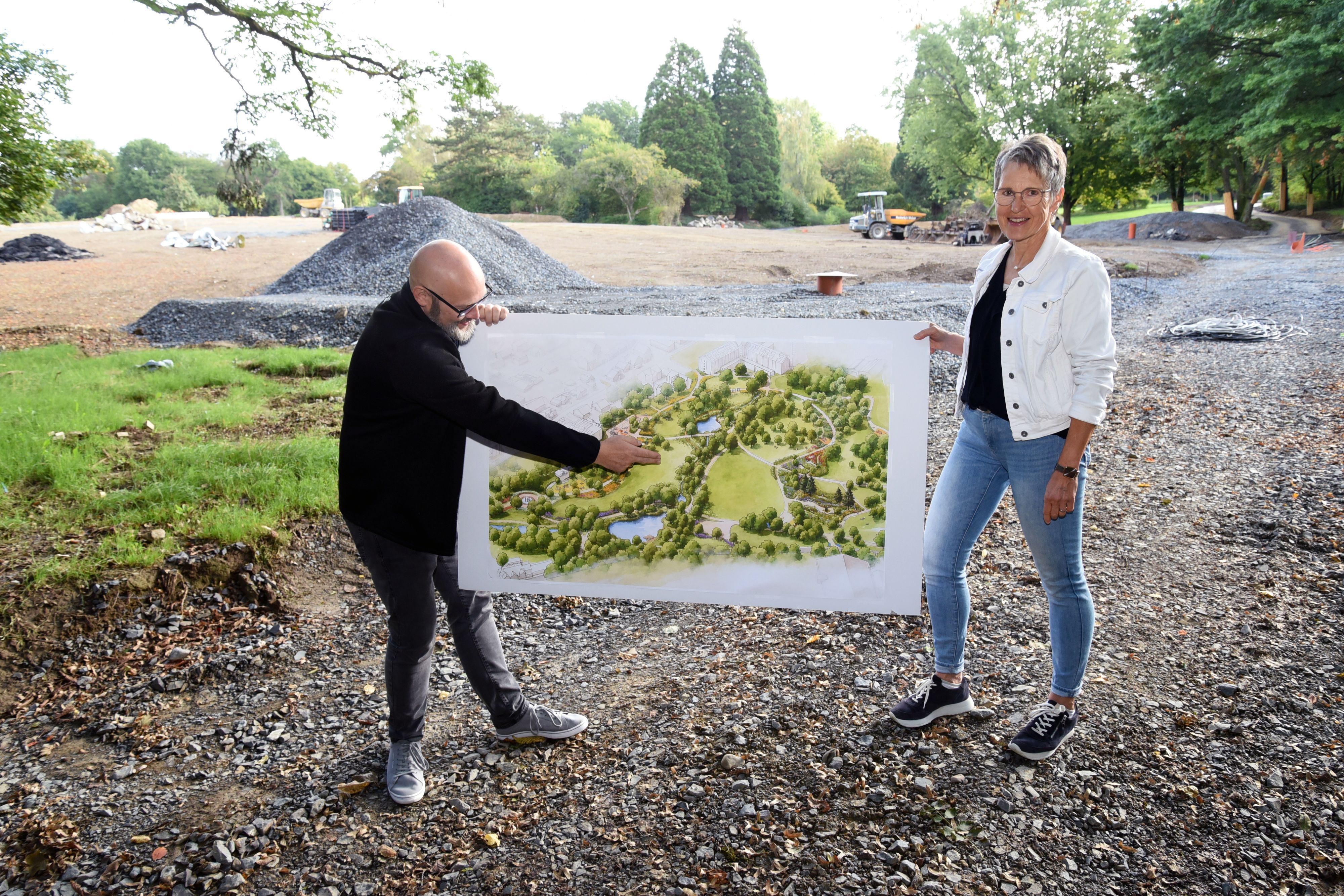 Das Foto zeigt den Nümbrechter Bürgermeister Thomas Hellbusch und Fachgebietsleiterin Klaudia Altwicker mit dem Plan des künftigen Nümbrechter Kurparks.