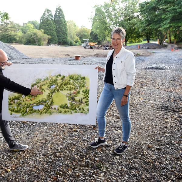 Das Foto zeigt den Nümbrechter Bürgermeister Thomas Hellbusch und Fachgebietsleiterin Klaudia Altwicker mit dem Plan des künftigen Nümbrechter Kurparks.