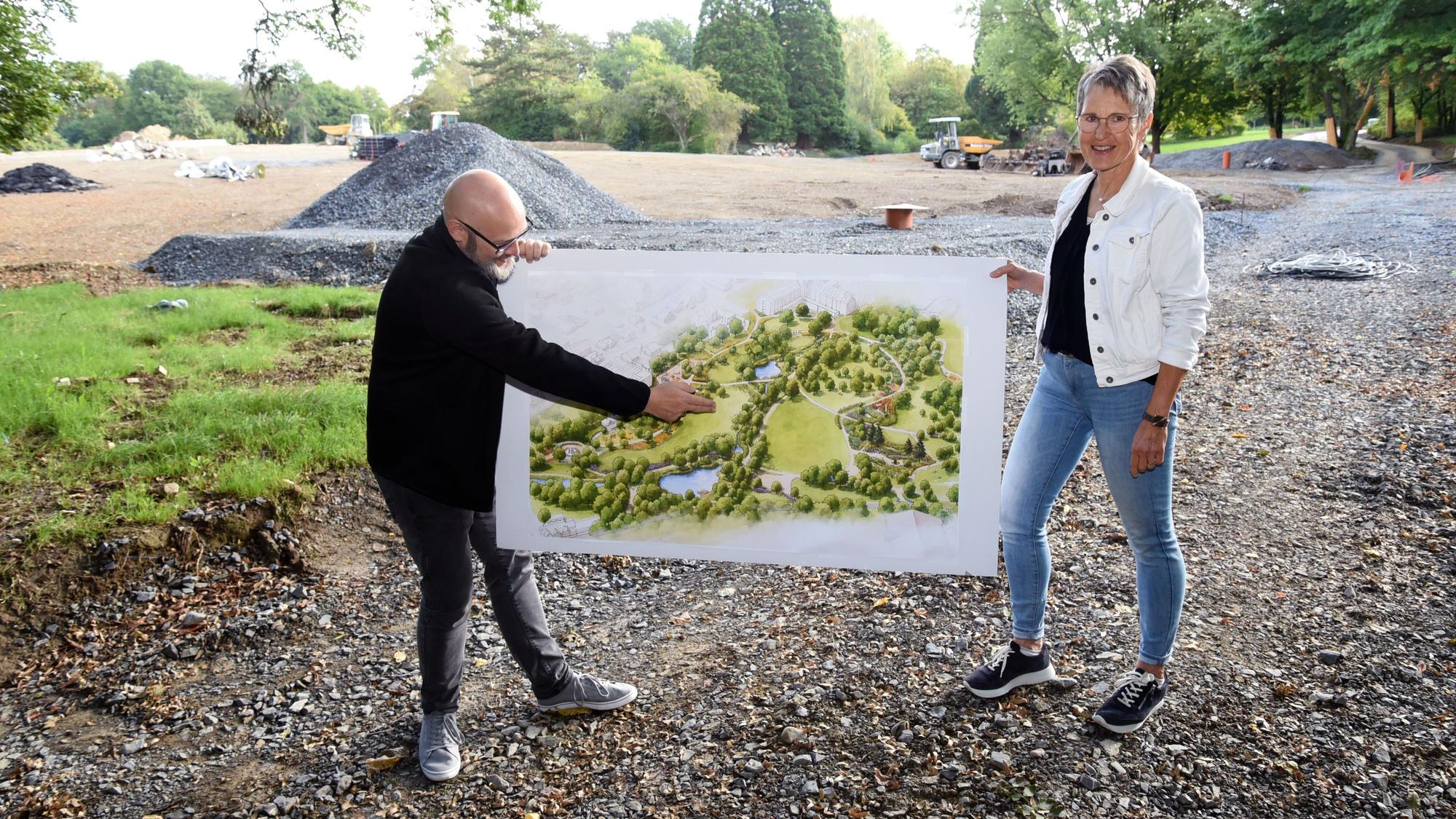 Das Foto zeigt den Nümbrechter Bürgermeister Thomas Hellbusch und Fachgebietsleiterin Klaudia Altwicker mit dem Plan des künftigen Nümbrechter Kurparks.