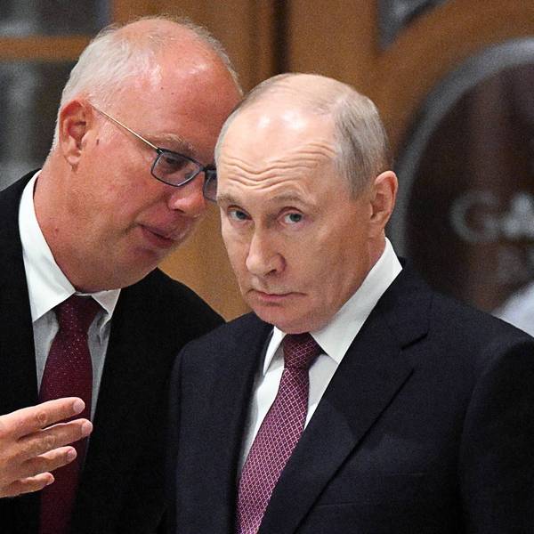 Der Wirtschaftsgesandte Kirill Dmitrjew (l.) unterhält sich mit Kremlchef Wladimir Putin. (Archivbild)