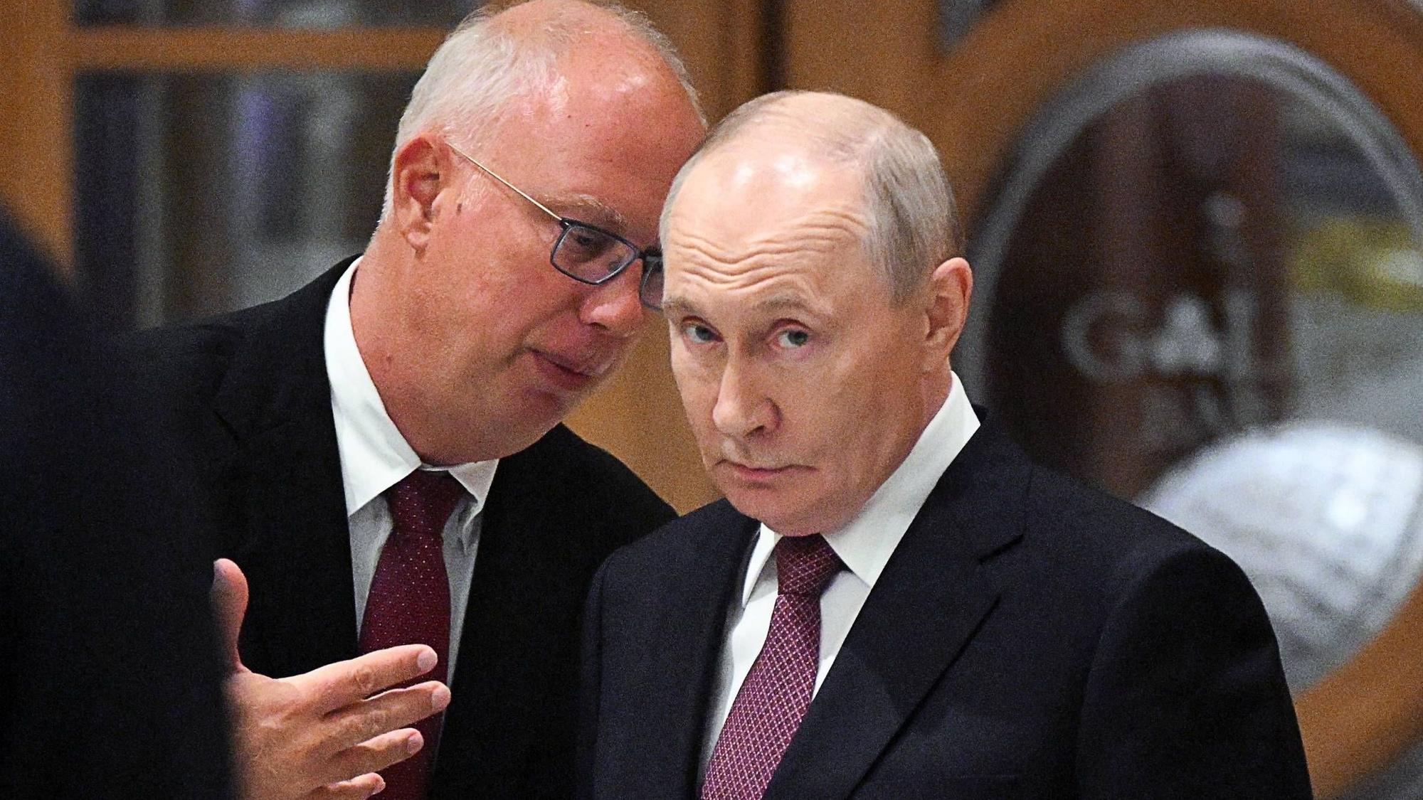 Der Wirtschaftsgesandte Kirill Dmitrjew (l.) unterhält sich mit Kremlchef Wladimir Putin. (Archivbild)