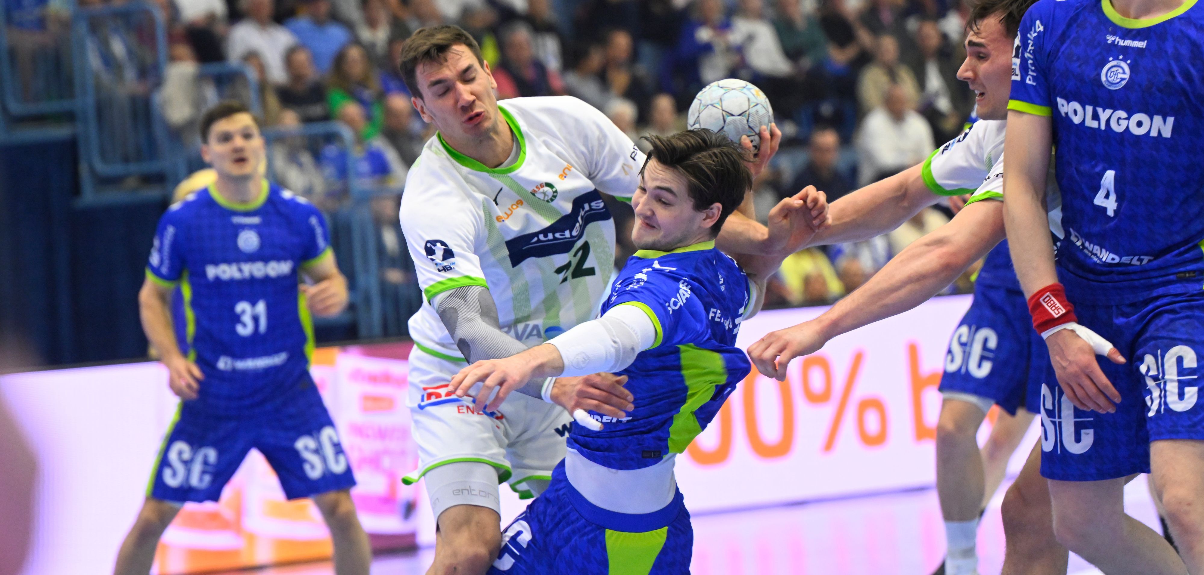 Ludvig Hallbäck setzt sich gegen zwei Wetzlarer Spieler durch.