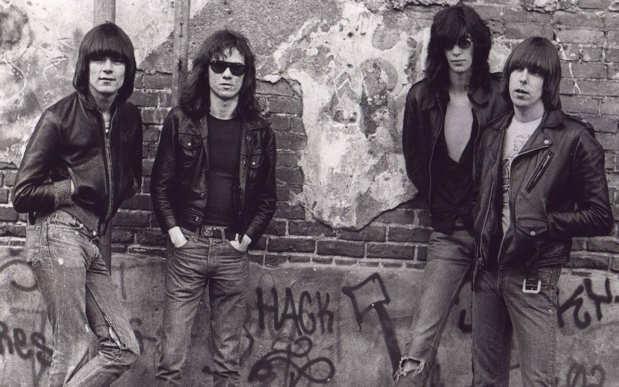 Punk-Ikone mit deutschen Wurzeln: Der 2001 viel zu früh verstorbene Dee Dee Ramone (links) wäre am 18. September 75 geworden. (Bild: Warner)