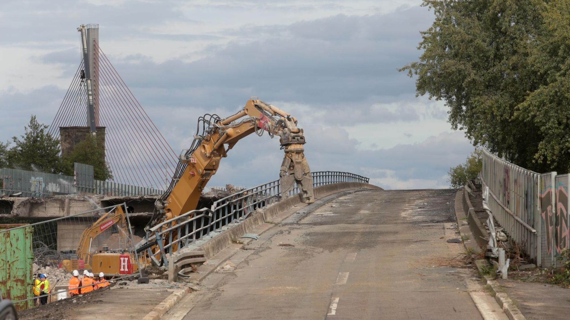Die Abrissarbeiten an der Vorlandbrücke sollen bis November beendet sein. Noch in diesem Jahr soll der Auftrag für den Neubau vergeben werden.