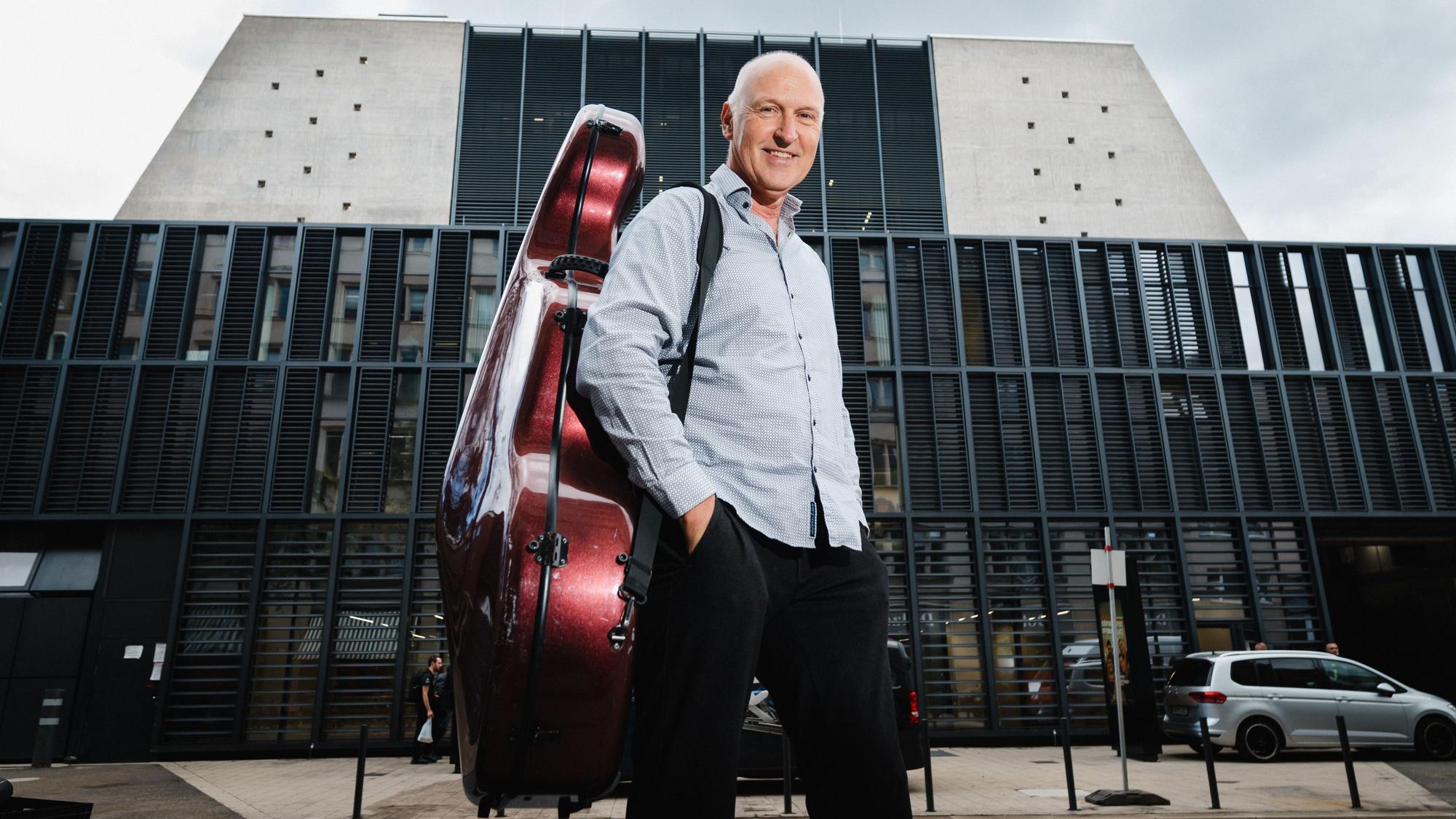 20260918, Köln. Serie "Der größte Umzug Kölns": Cellist Daniel Raabe spielte mit dem Gürzenich Orchester schon im "alten" neuen Haus. Foto: Costa Belibasakis