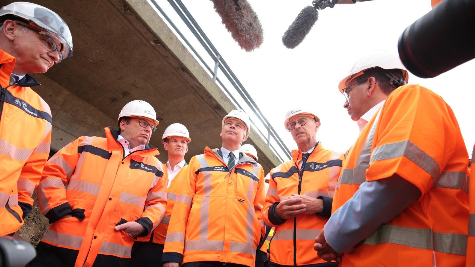 Verkehrsminister Steffen Bilger (mitte) auf der Baustelle der Nordbrücke mit NRW-Minister Oliver Krischer (2.v.l.), Dirk Brandenburger von der Autobahn GmbH (2.v.r.) und Guido Dèus, Bonner Oberbürgermeiser (rechts).