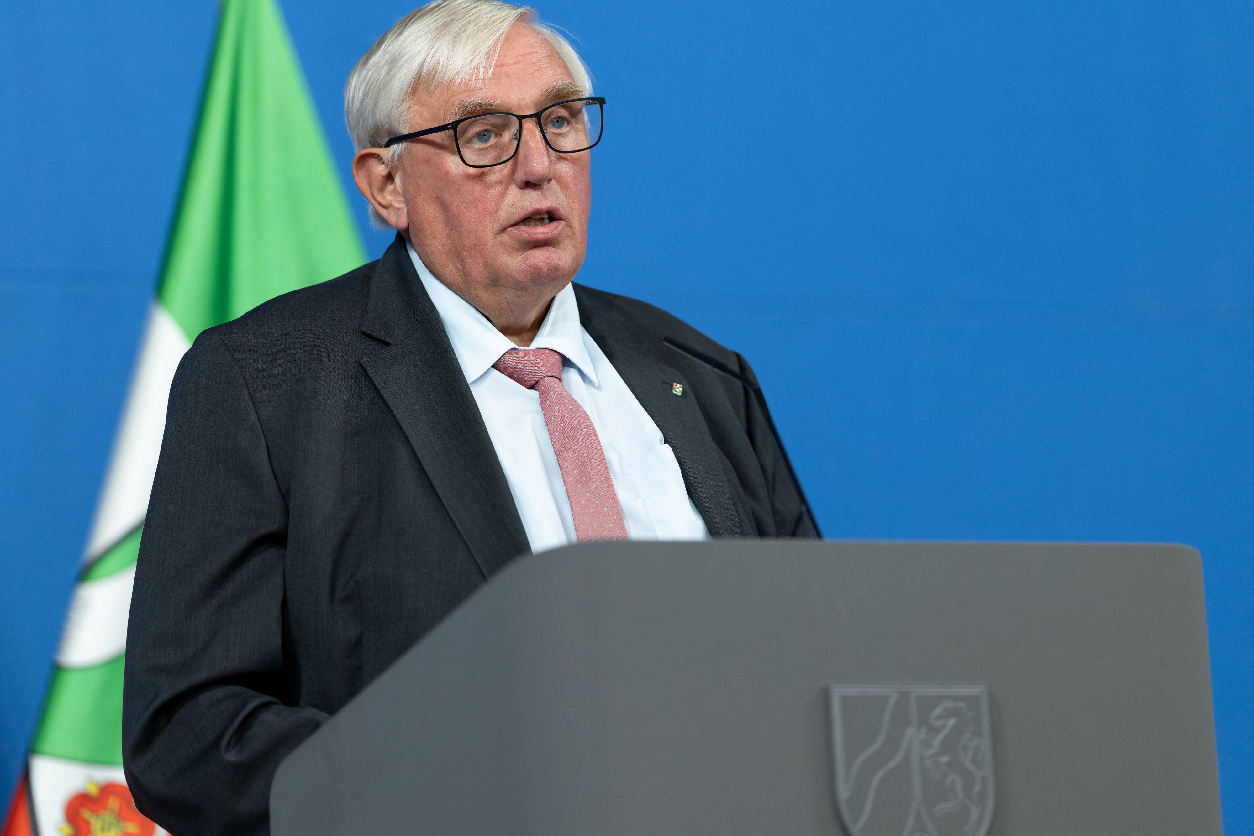 Karl Josef Laumann (CDU), Gesundheitsminister von Nordrhein-Westfalen, spricht bei einer Kabinetts-Pressekonferenz.