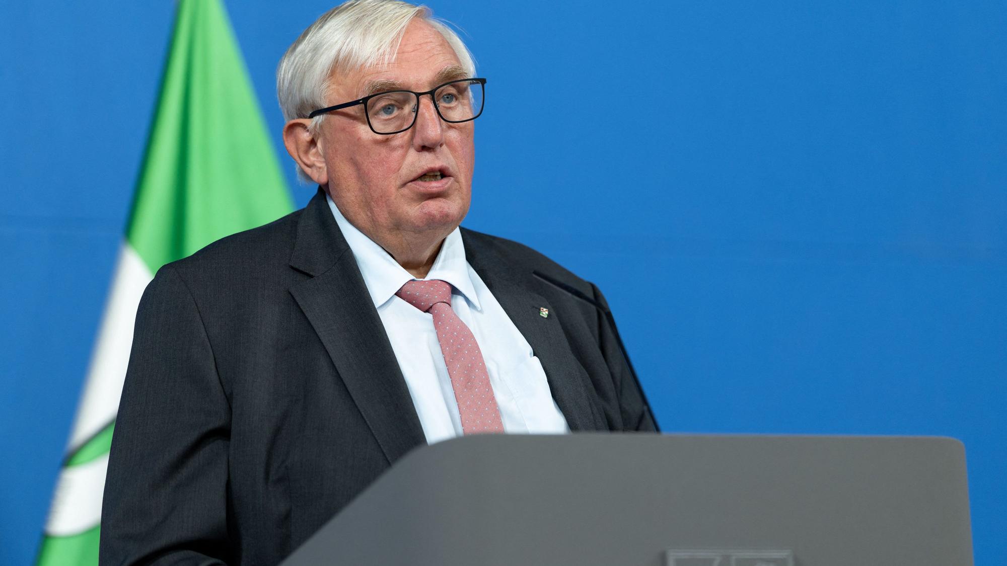 Karl Josef Laumann (CDU), Gesundheitsminister von Nordrhein-Westfalen, spricht bei einer Kabinetts-Pressekonferenz.