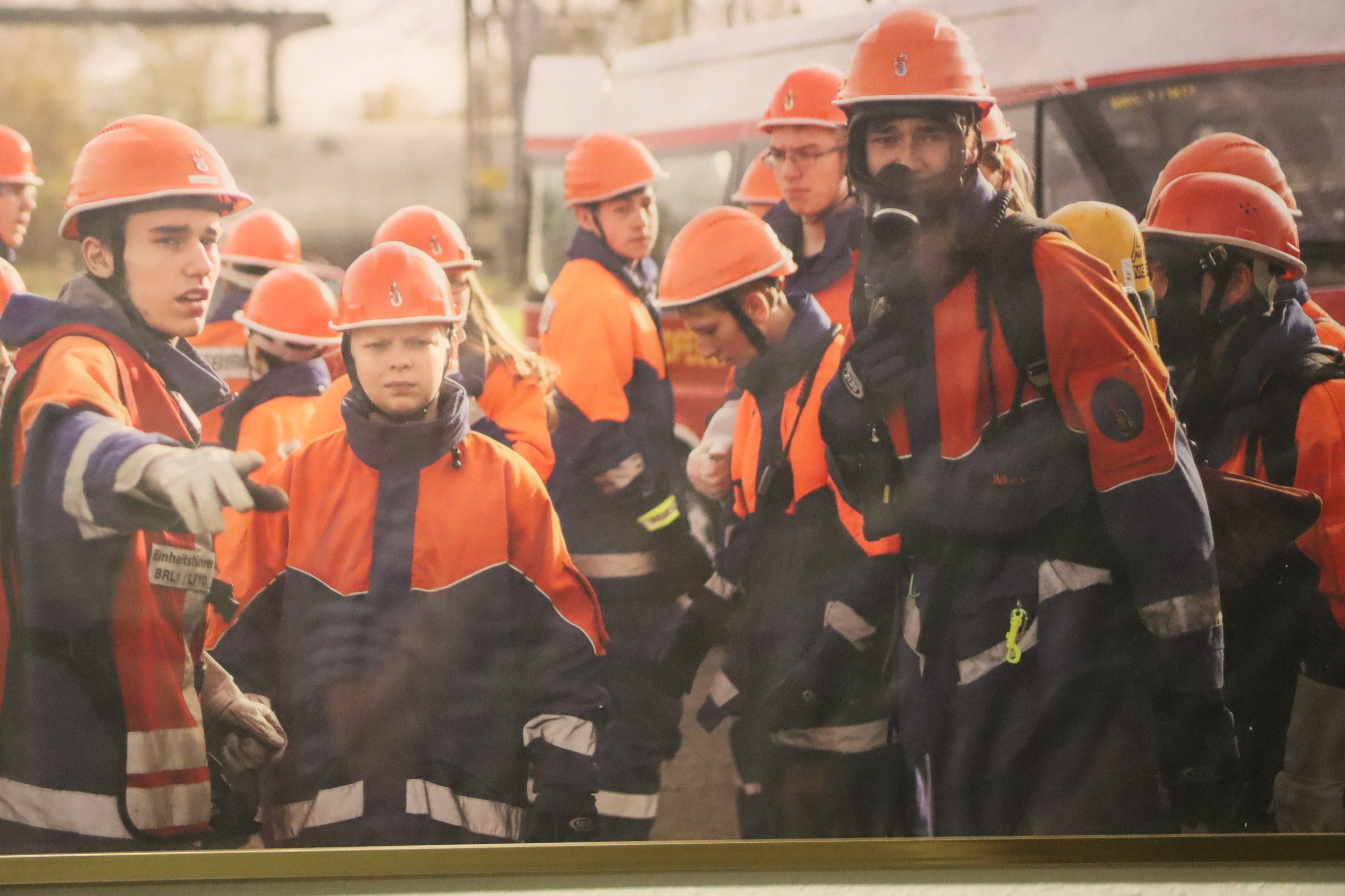 Zu sehen ist Leon Meyer bei einer Übung in Feuerwehrmontur.