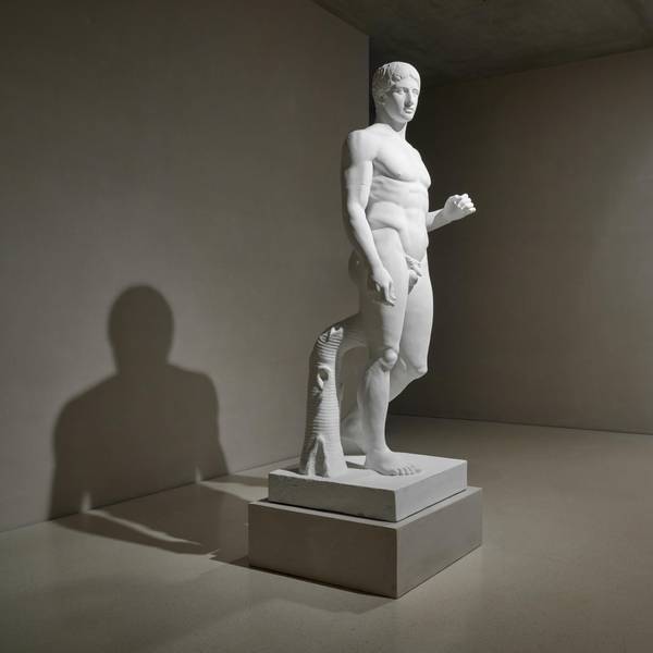 Eine Gipsfigur steht im Museum.