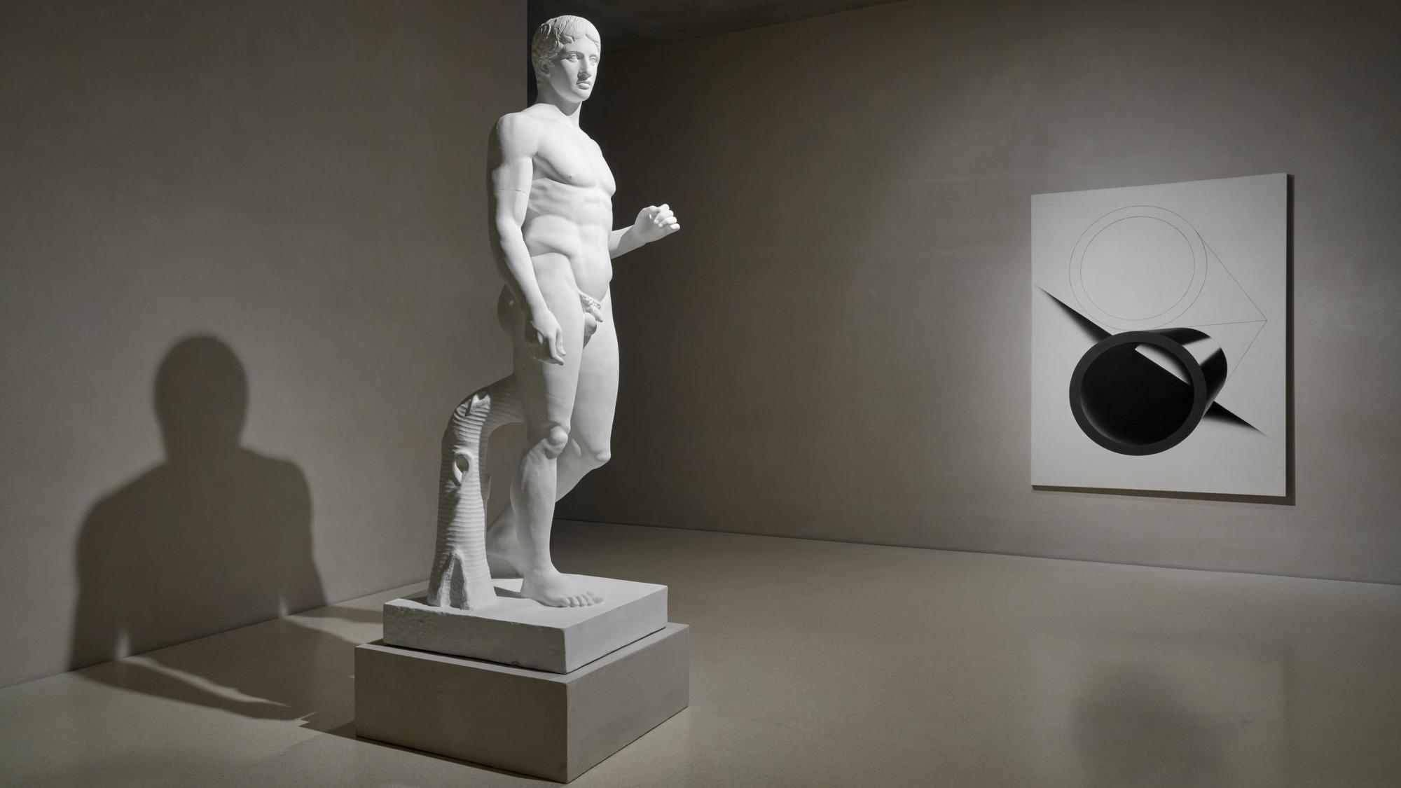 Eine Gipsfigur steht im Museum.