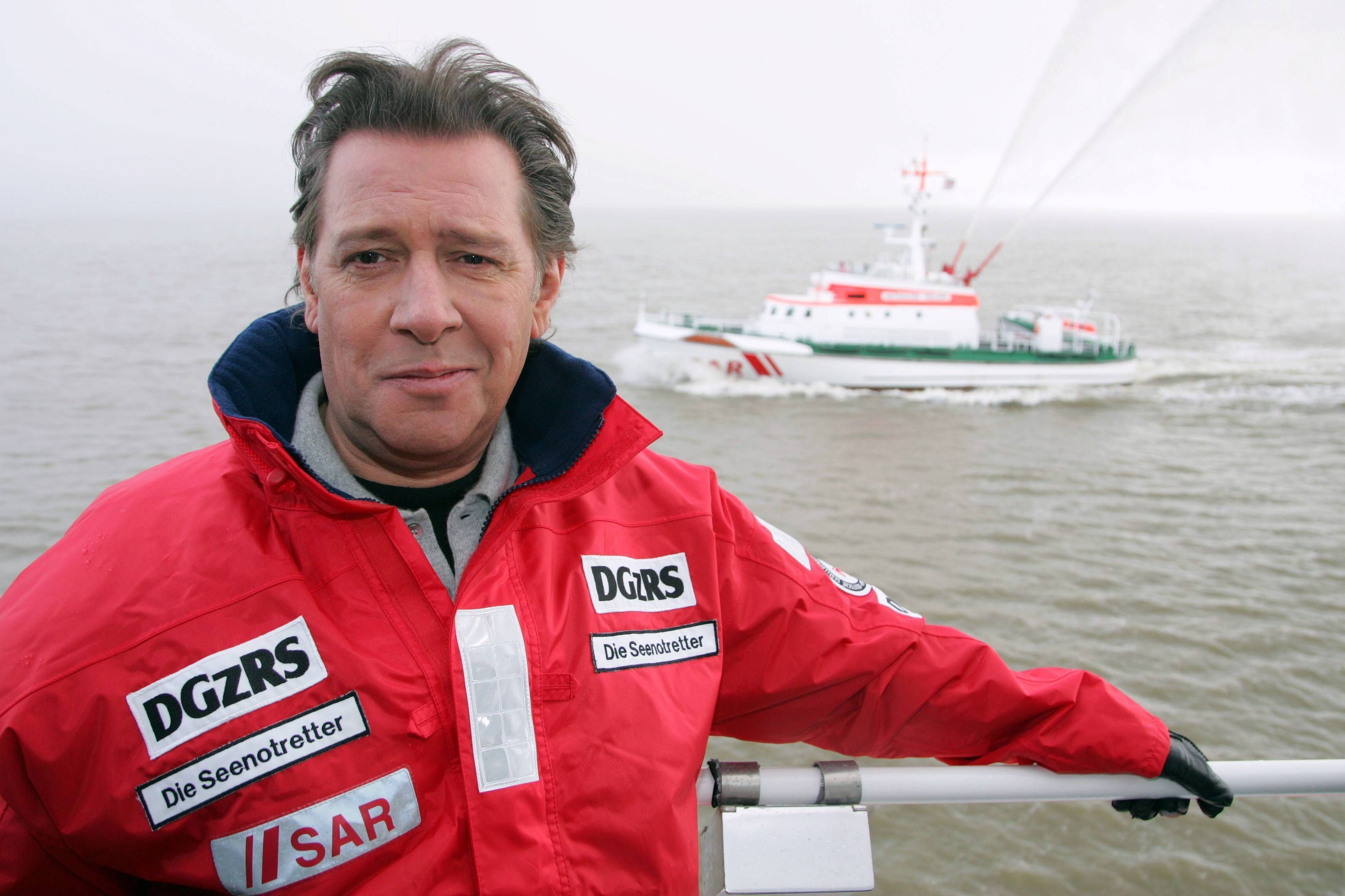 Schauspieler Jan Fedder auf einem Boot.