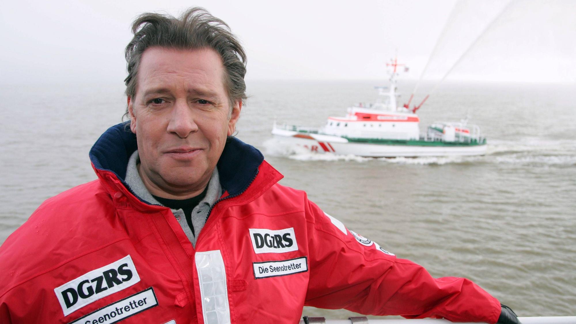 Schauspieler Jan Fedder auf einem Boot.