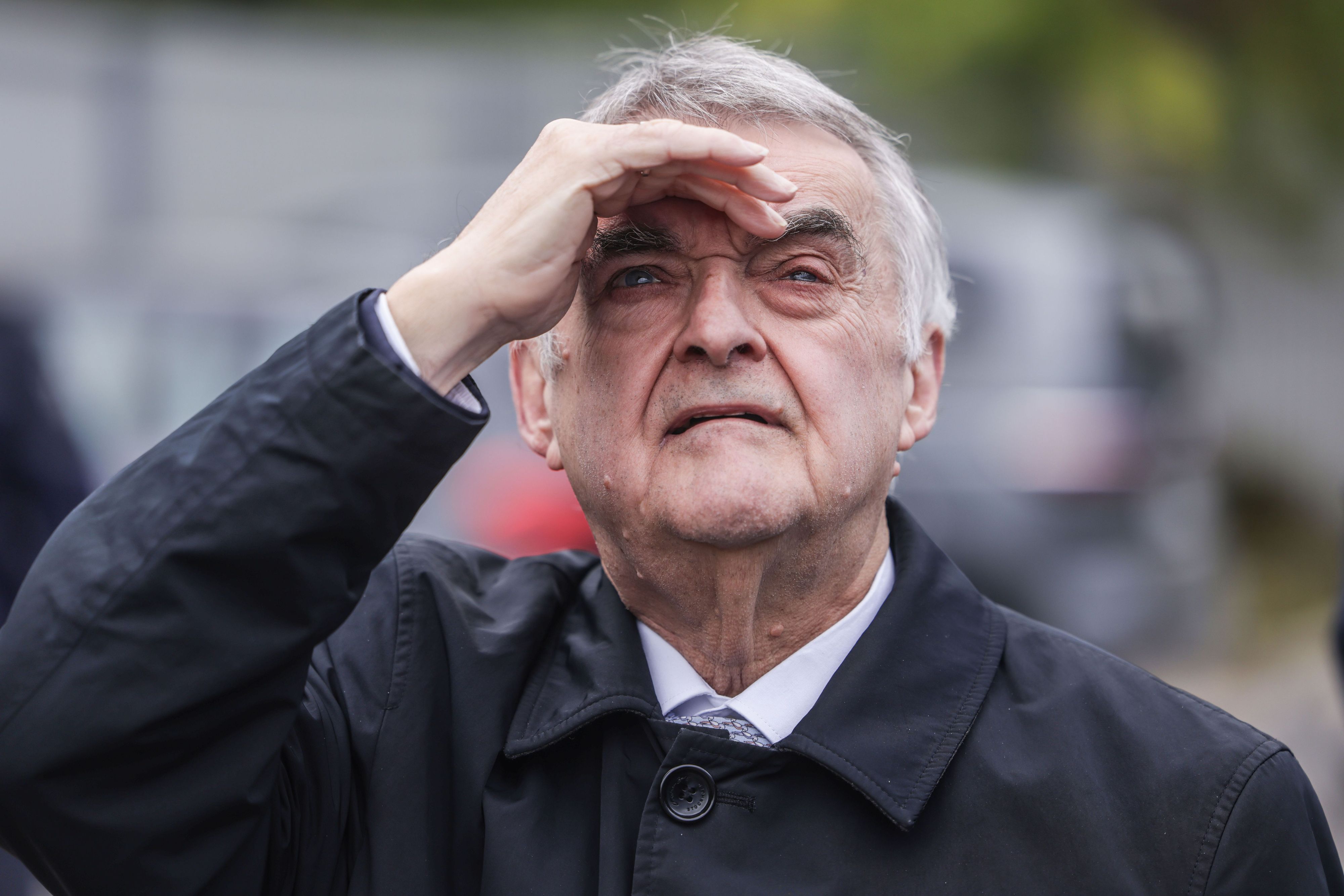 Herbert Reul (CDU), Innenminister von Nordrhein-Westfalen verfolgt bei einer Vorführung eine Drohnenabwehr.