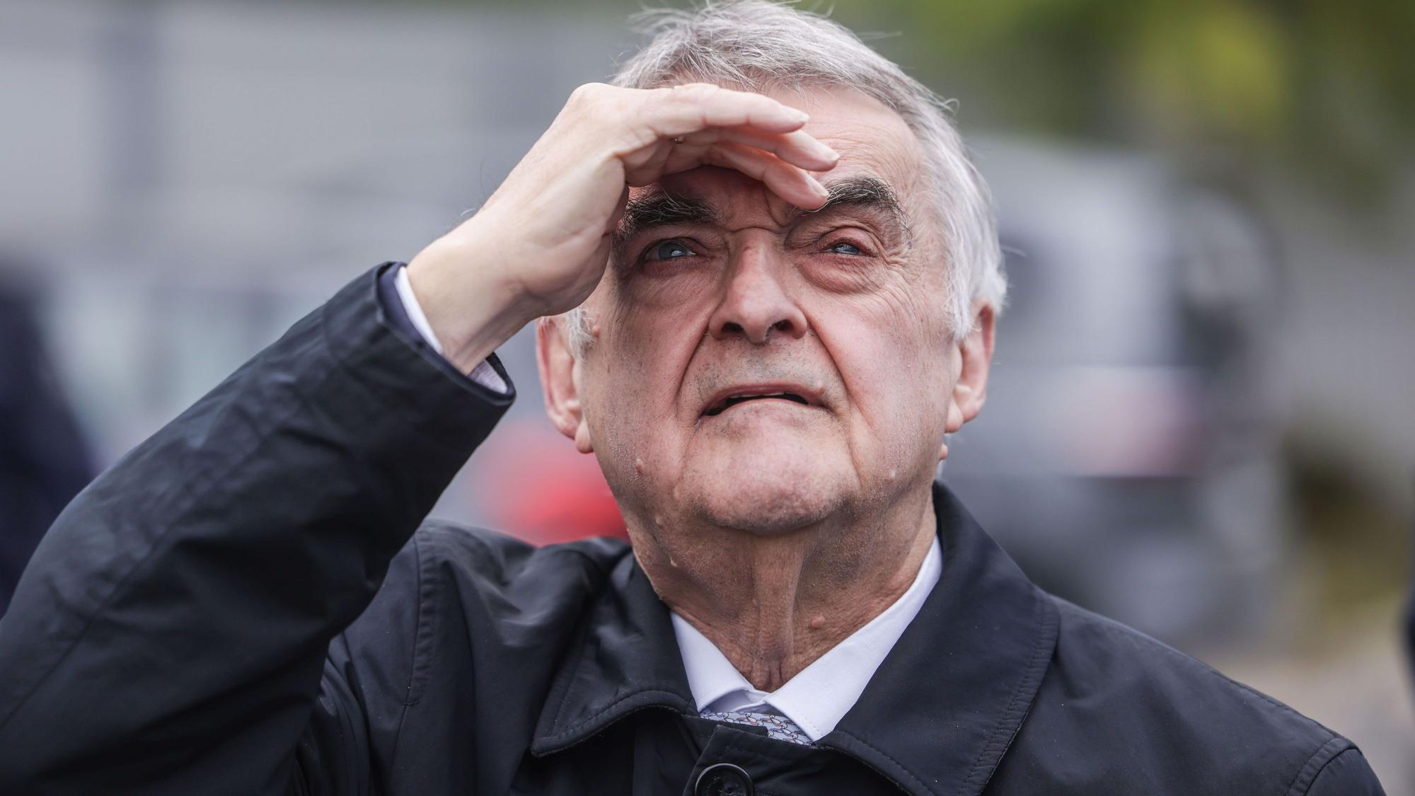 Herbert Reul (CDU), Innenminister von Nordrhein-Westfalen verfolgt bei einer Vorführung eine Drohnenabwehr.