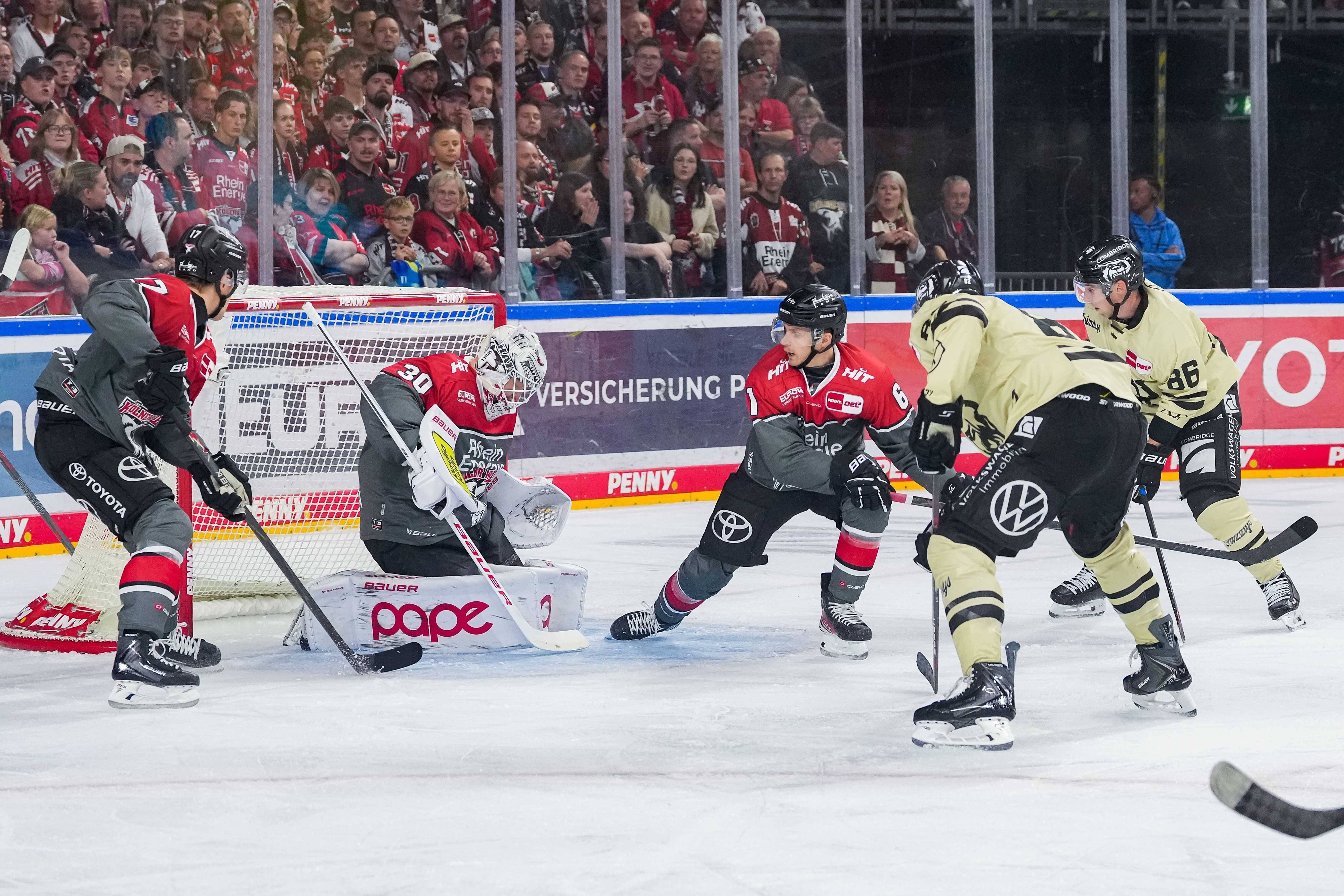 Viel Verkehr vor Janne Juvonen im Haie-Tor.