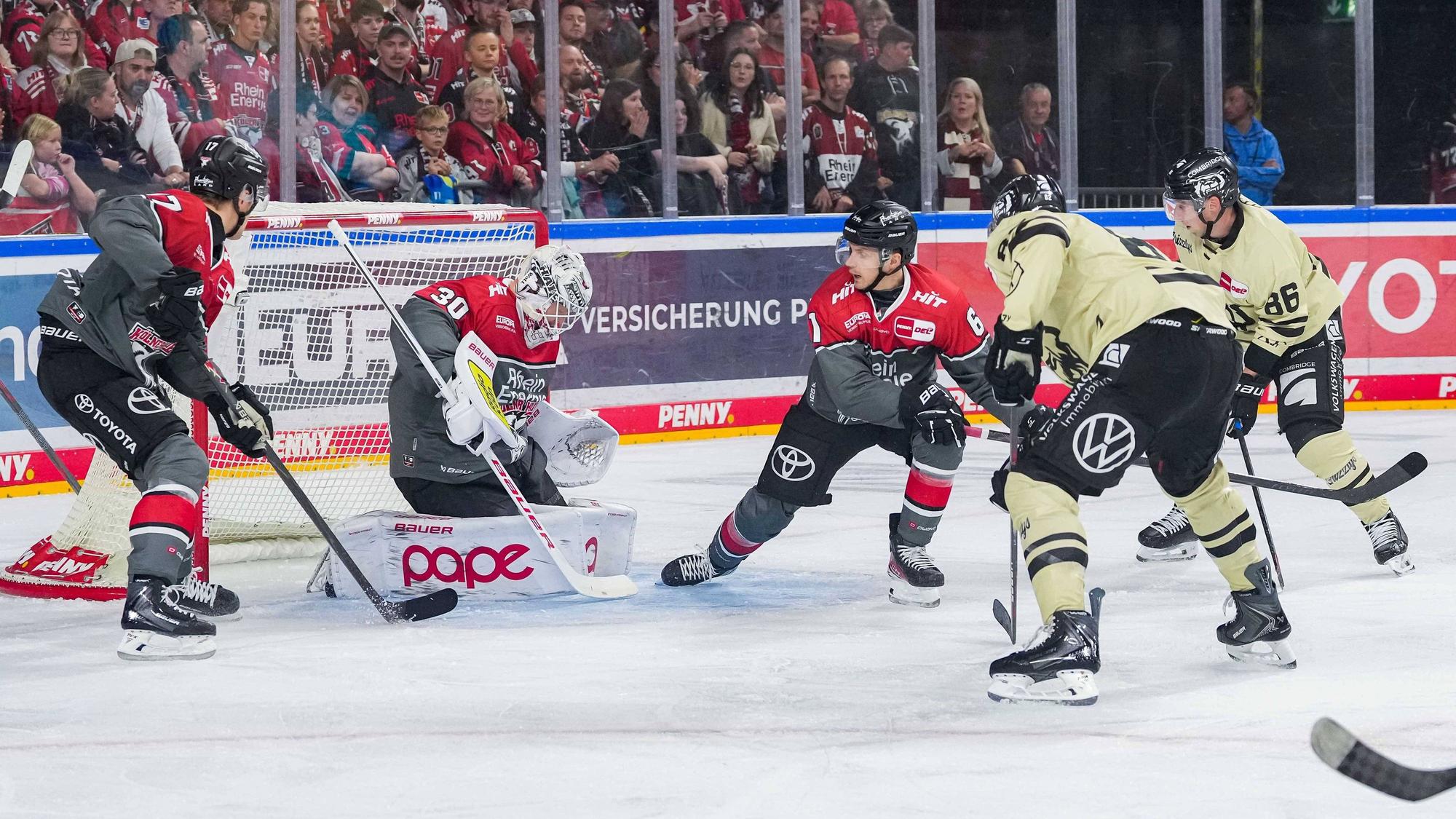 Viel Verkehr vor Janne Juvonen im Haie-Tor.