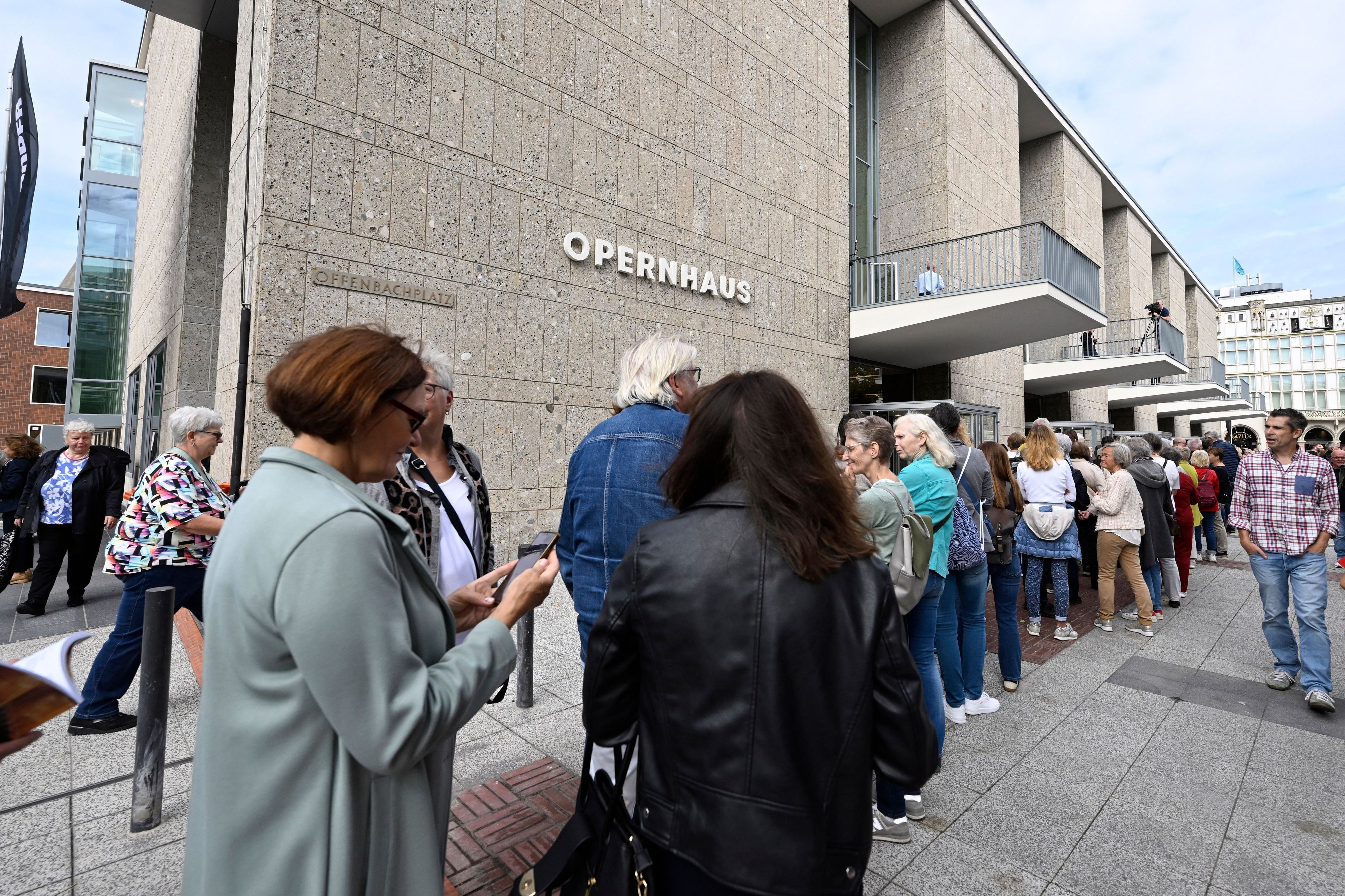 Lange Schlangen vor dem fertig renovierten Opernhaus am Offenbachplatz.