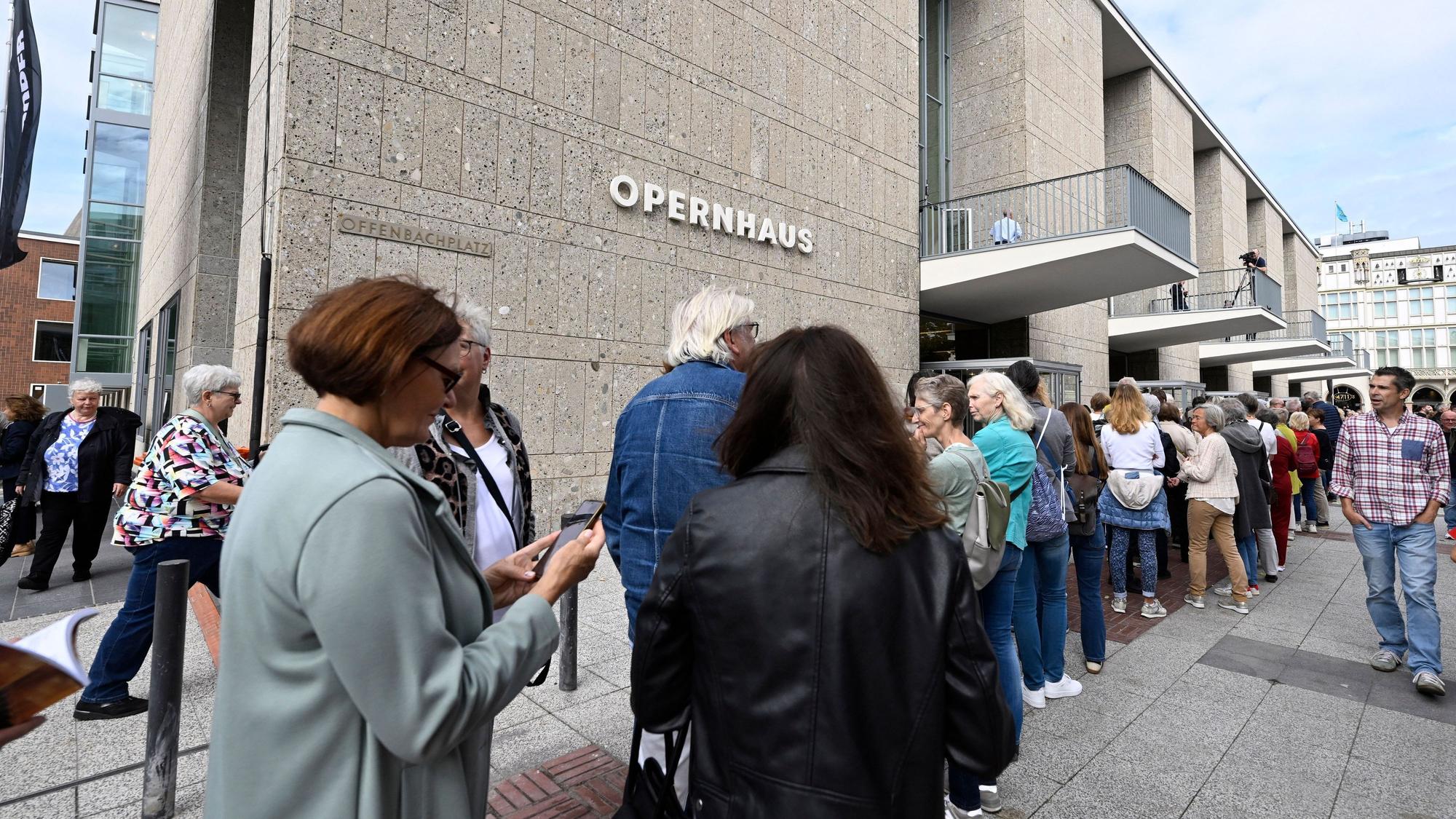 Lange Schlangen vor dem fertig renovierten Opernhaus am Offenbachplatz.