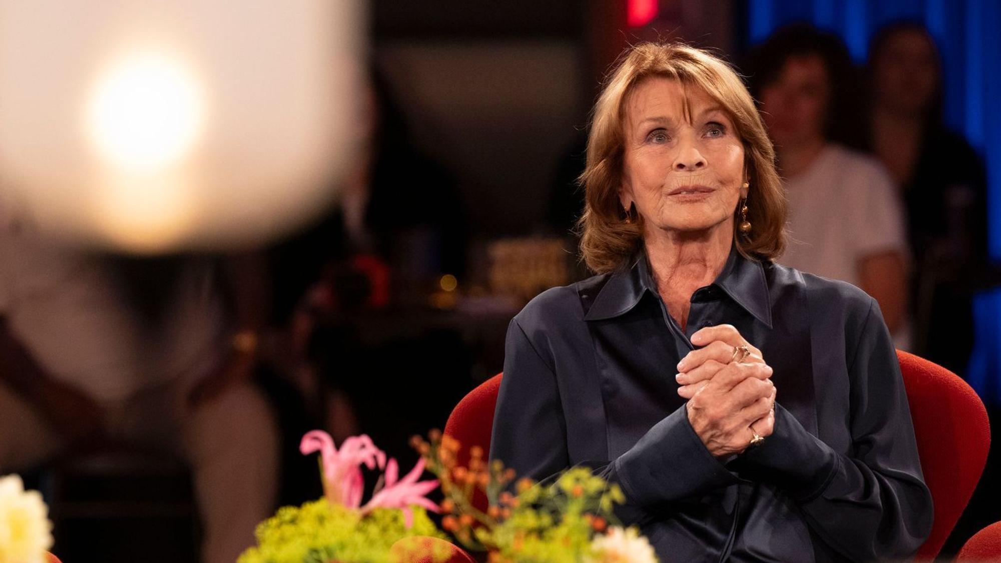 Senta Berger sprach im „Kölner Treff“ über das Leben als Witwe. (Bild: Melanie Grande / WDR / Kölner Treff)