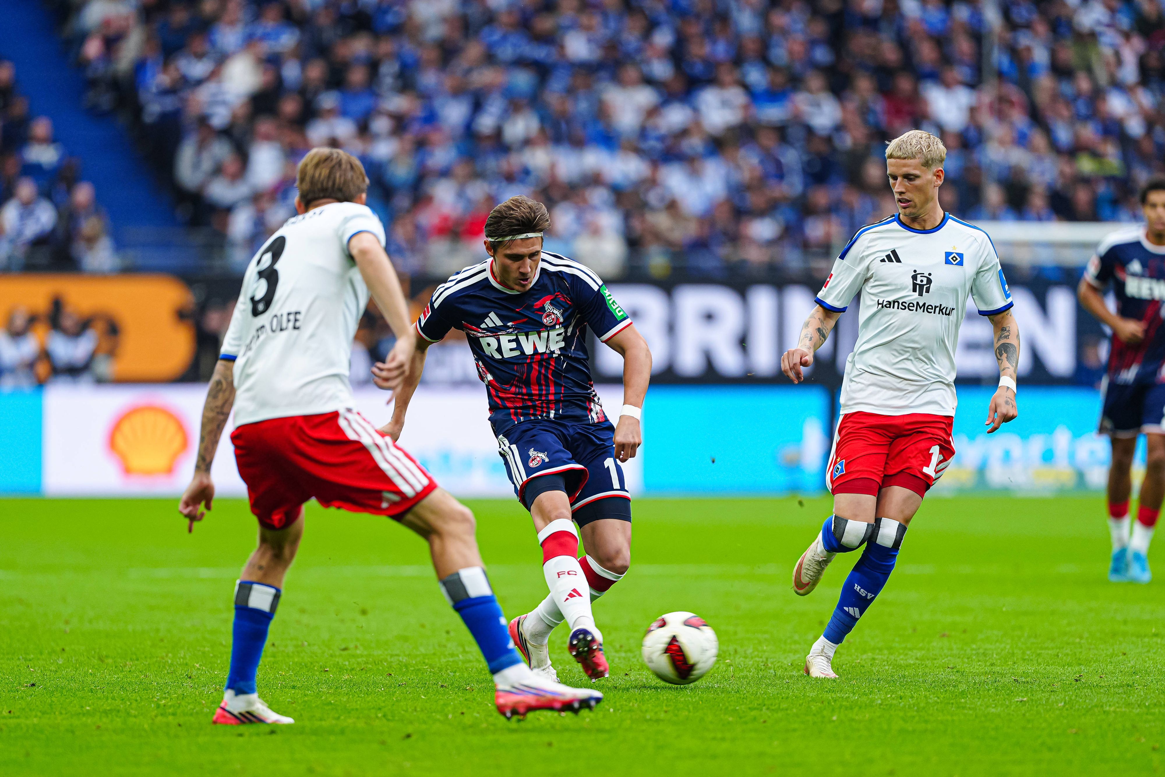 David Moller Wolfe und Albert Gronbaek schauen Alessio Castro-Montes beim Pass zu.