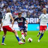 David Moller Wolfe und Albert Gronbaek schauen Alessio Castro-Montes beim Pass zu.