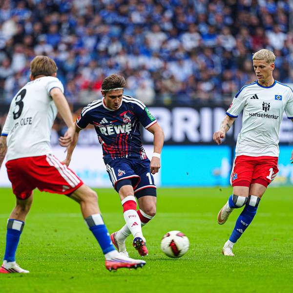 David Moller Wolfe und Albert Gronbaek schauen Alessio Castro-Montes beim Pass zu.