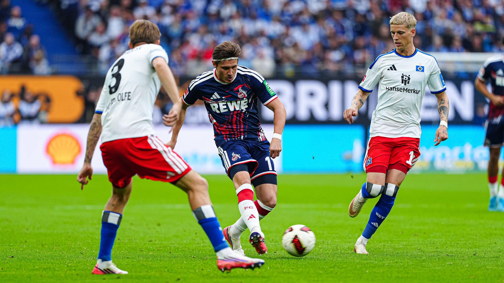 David Moller Wolfe und Albert Gronbaek schauen Alessio Castro-Montes beim Pass zu.
