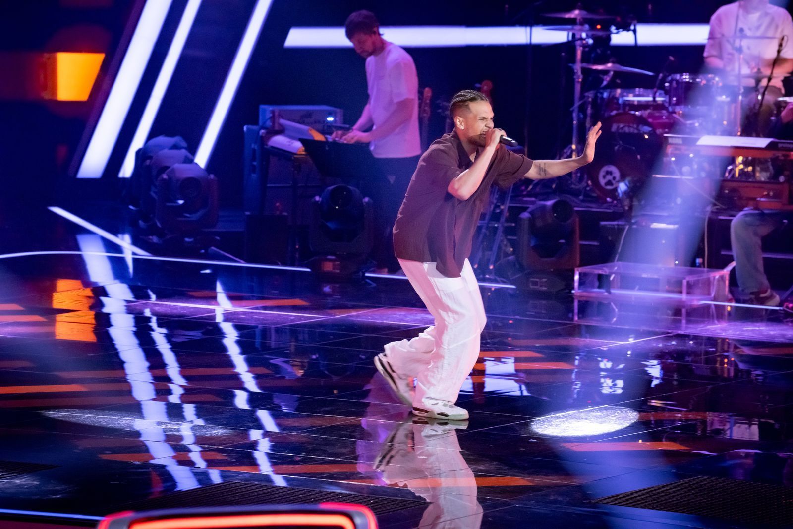Darwin Sanchez Pereyra sang einen Titel von Bad Bunny und bekam einen Viererbuzzer. (Bild: Joyn / Claudius Pflug)