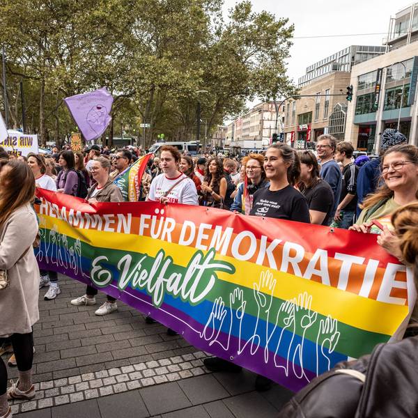 Teilnehmer der Gegendemonstration versammeln sich am Rand des Neumarkts in Köln. Sie demonstrieren gegen die Veranstaltung „Marsch für das Leben“, die zeitgleich auf dem Neumarkt stattfindet.