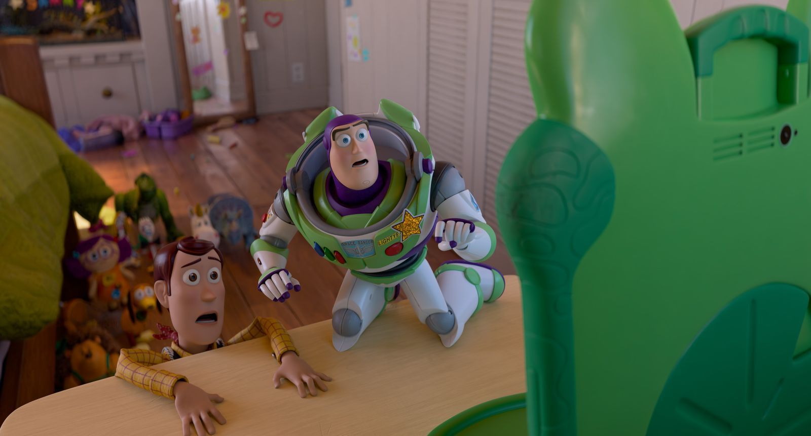 Cowboy Woody (links) und Buzz Lightyear sehen sich in „Toy Story 5“ einer furchteinflößenden Bedrohung ausgesetzt: moderne Technik im Kinderzimmer. (Bild: 2026 Disney/Pixar)