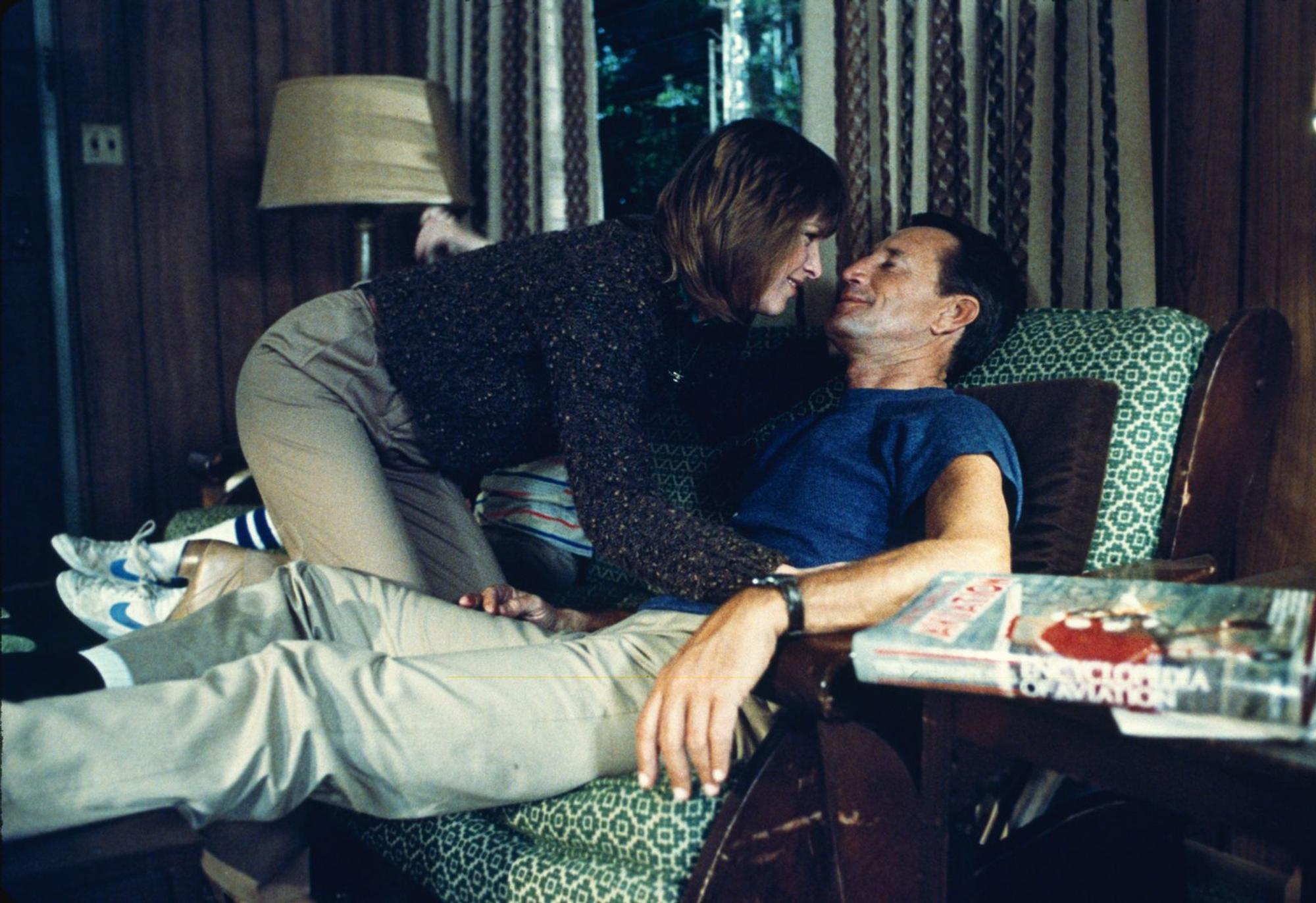 Frank (Roy Scheider) und seine Freundin Kate (Candy Clarke) genießen ihr gemeinsames Glück. Noch ahnen sie nicht, dass sie bald um ihr Leben bangen müssen. (Bild: ZDF/Bruce W. Talamon)