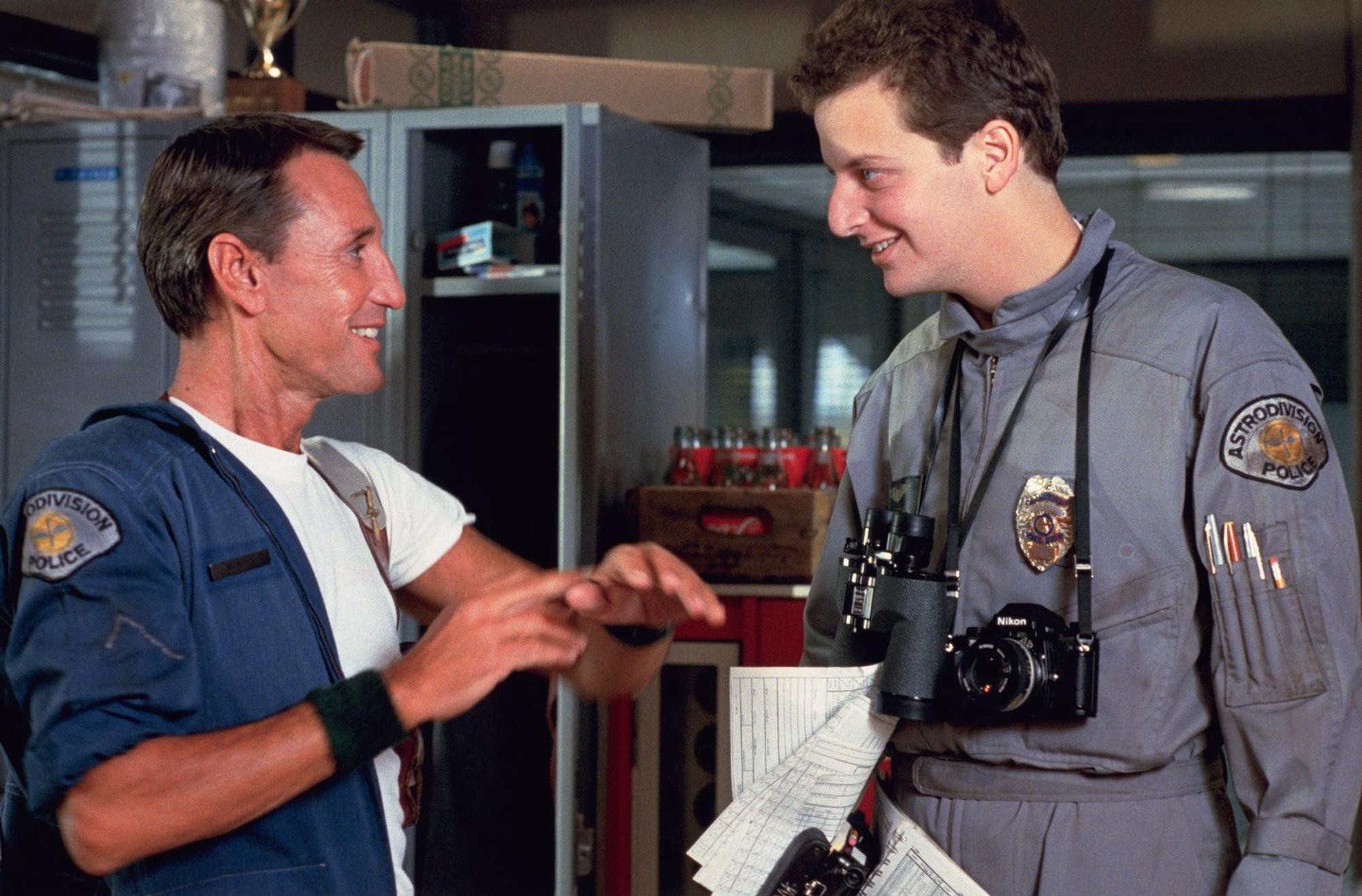 Officer Frank Murphy (Roy Scheider, links) und der junge Polizist Richard Lymangood (Daniel Stern) wurden als Piloten des neuen, extrem leistungsfähigen Hubschraubers „Blue Thunder“ ausgewählt. (Bild: ZDF/Bruce W. Talamon)