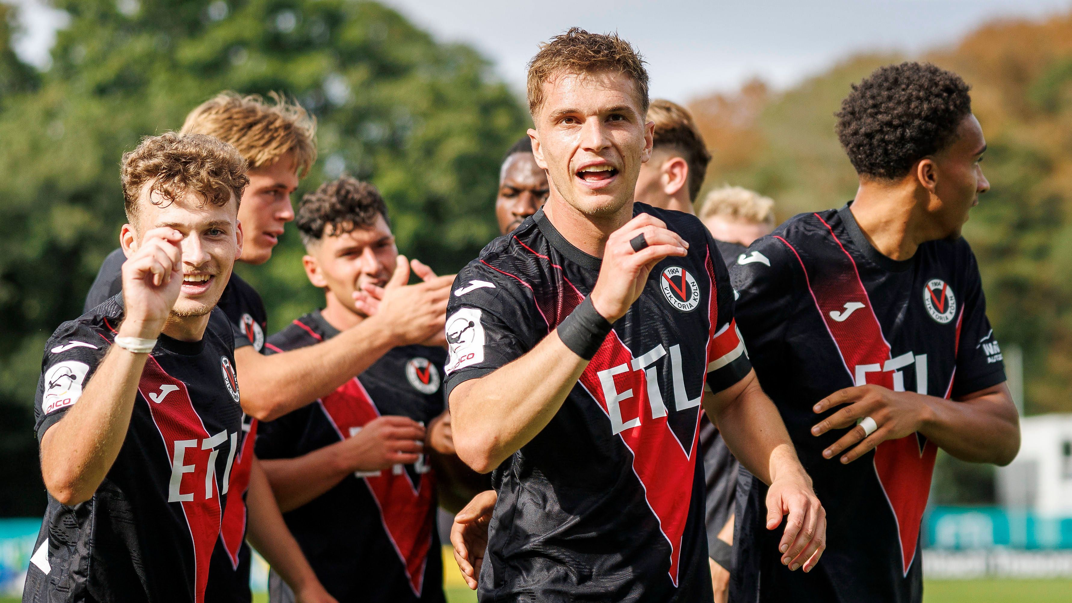 KOELN, GERMANY - SEPTEMBER 19, 2026: David Otto Viktoria Köln, 10 celebrates his goalmaking it 20 together with his teammates during the 3rd division match on gameday 7 between Viktoria Koeln vs. FC Ingolstadt at the Sportpark Hoehenberg on September 19, 2026 in Koeln, Germany. DFL REGULATIONS PROHIBIT ANY USE OF PHOTOGRAPHS AS IMAGE SEQUENCES AND/OR QUASI-VIDEO. Nordrhein-Westfalen Germany Copyright: xAxelxKohringx