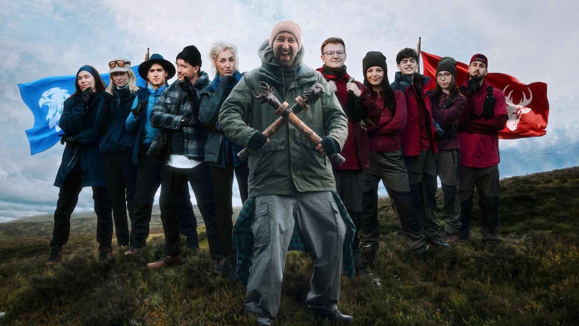 In den schottischen Highlands kämpfen bei „Terrain - Battle of the Flags“ zwei Teams um die Flaggen ihrer Gegner: Helge Mark (von links), Merleperle, Kaan, CrispyRob, Starletnova, Host Torge Oelrich, CastCrafter, Rosemondy, Wichtiger, Felikah und Lézan sorgen für mächtig Wirbel. (Bild: ZDF und Lennard Möllersmann)