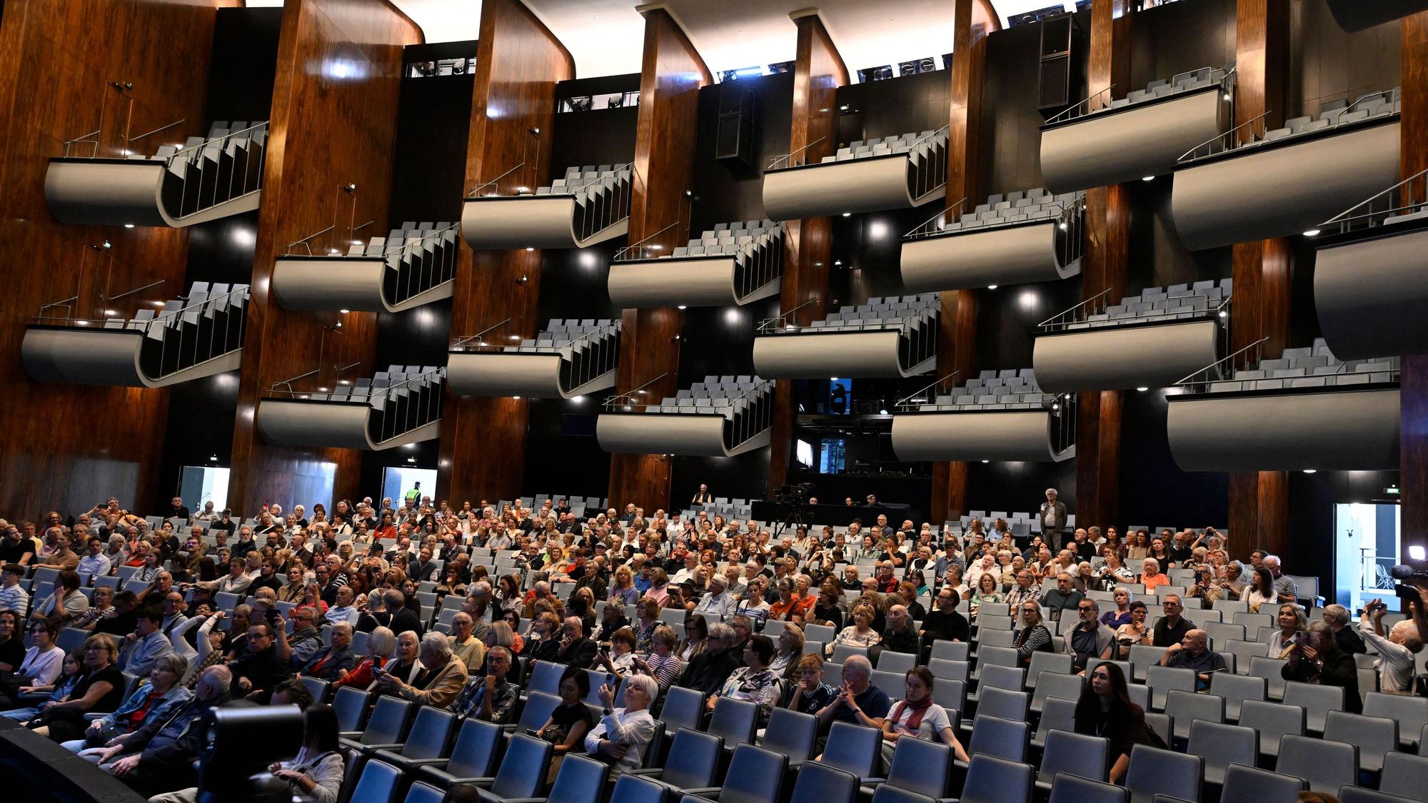 Viele Besucher machten sich ein Bild vom Opernsaal im fertig renovierten Opernhaus am Kölner Offenbachplatz.