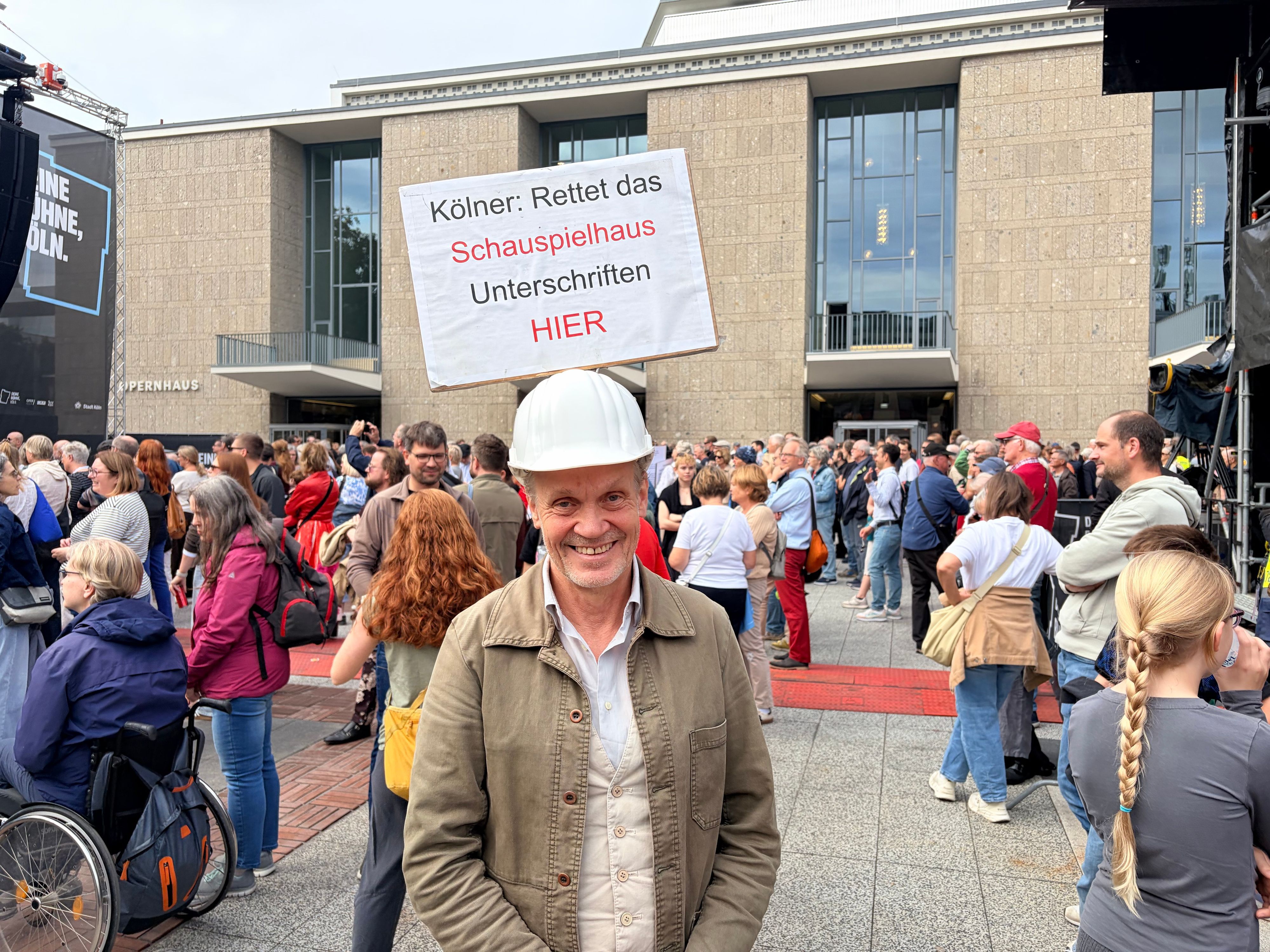Jörg Jung, Sprecher der Initiative Mut zur Kultur. Mit diesem Helm hat er vor rund 15 Jahren für die Sanierung geworben.