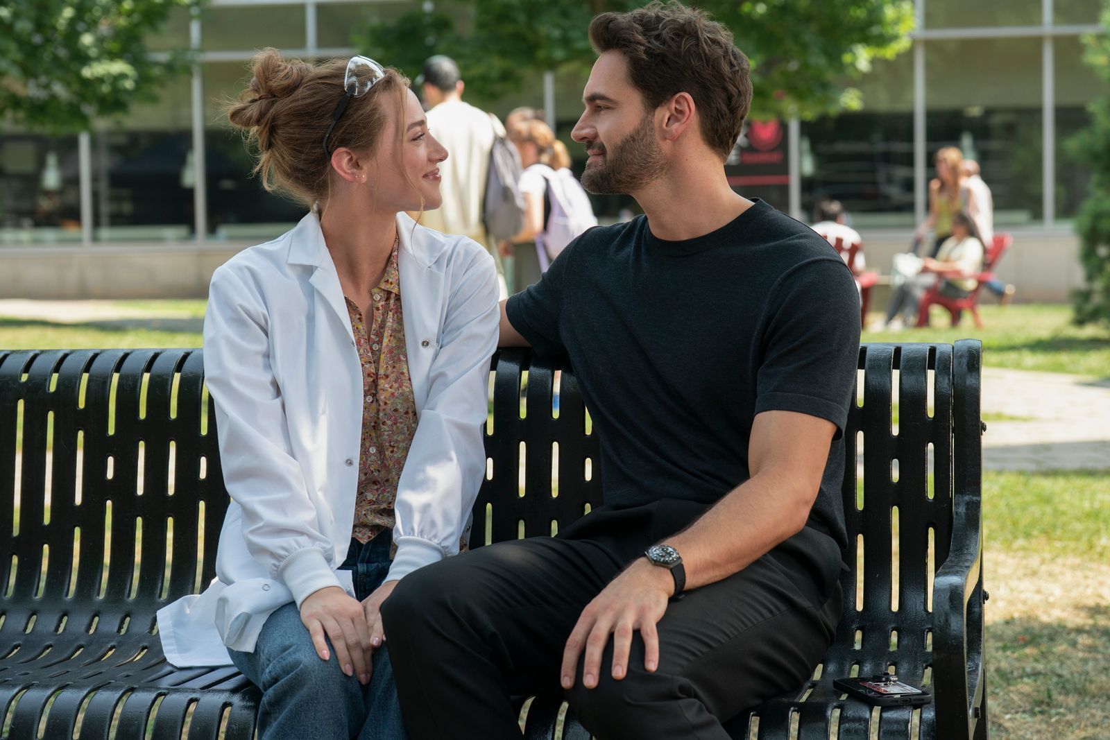 Alles nur Fake? Da sind sich Olive Smith (Lili Reinhart) und Professor Adam Carlsen (Tom Bateman) in der Bestseller-Verfilmung „Die theoretische Unwahrscheinlichkeit von Liebe“ irgendwann selbst nicht mehr so sicher. (Bild: Prime Video)