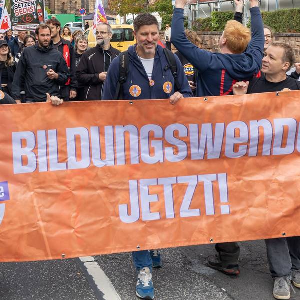 „Bildungswende jetzt!“ steht auf einem Banner beim bundesweiten Protesttag des Aktionsbündnisses. In Köln, Bielefeld, Bochum, Berlin, Potsdam, Halle, Marburg, Nürnberg und München waren Demonstrationen angemeldet.