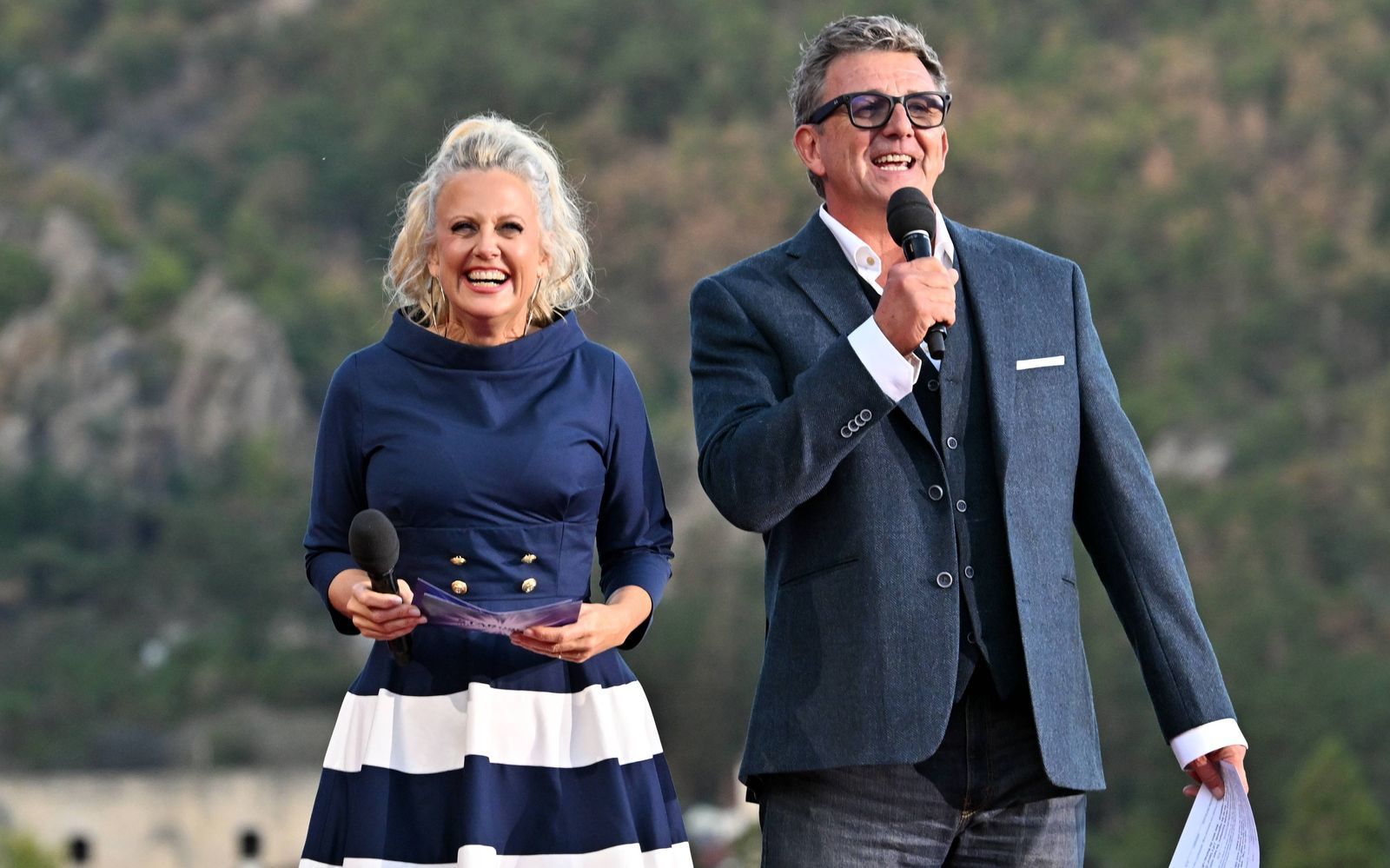 Barbara Schöneberger und „Bergdoktor“-Star Hans Sigl moderierten wieder einmal die „Starnacht aus der Wachau“.  (Bild: IMAGO / Harald Deubert)