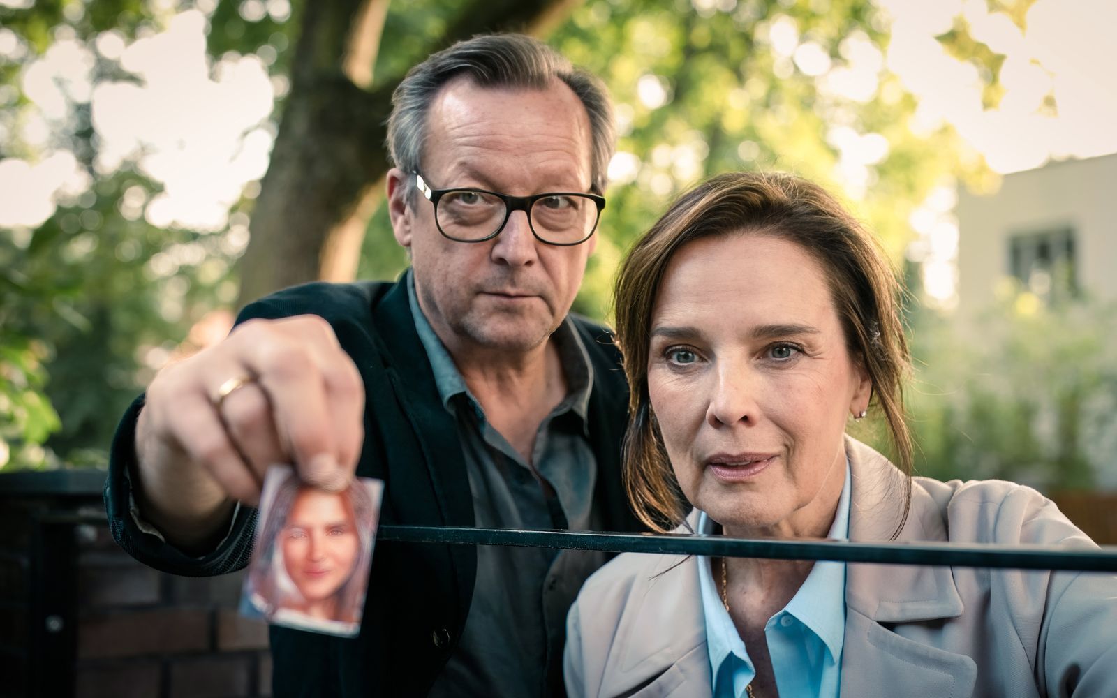 Für „Eine Nacht in Bangkok“ standen die Schauspielgrößen Matthias Brandt und Désirée Nosbusch erstmals gemeinsam vor der Kamera. Im Interview sprechen sie über diesen doch recht besonderen Fernsehfilm, der nun im Ersten zu sehen ist.  (Bild: NDR/ARD/Boris Laewen)