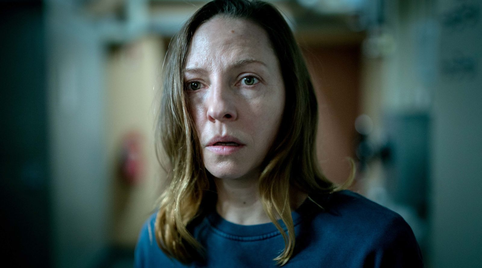 Elara Schmidtke (Katharina Schüttler) nimmt an einem Prepperkurs teil, obwohl diese Szene wohl eigentlich nicht so ihr Ding ist.  (Bild: WDR/BAVARIA FICTION/Thomas Kost)