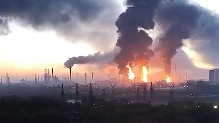 Ein vom ukrainischen Generalstab veröffentlichtes Video soll Brände auf dem Gelände einer Moskauer Raffinerie zeigen.