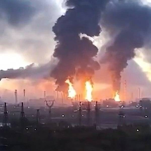 Ein vom ukrainischen Generalstab veröffentlichtes Video soll Brände auf dem Gelände einer Moskauer Raffinerie zeigen.