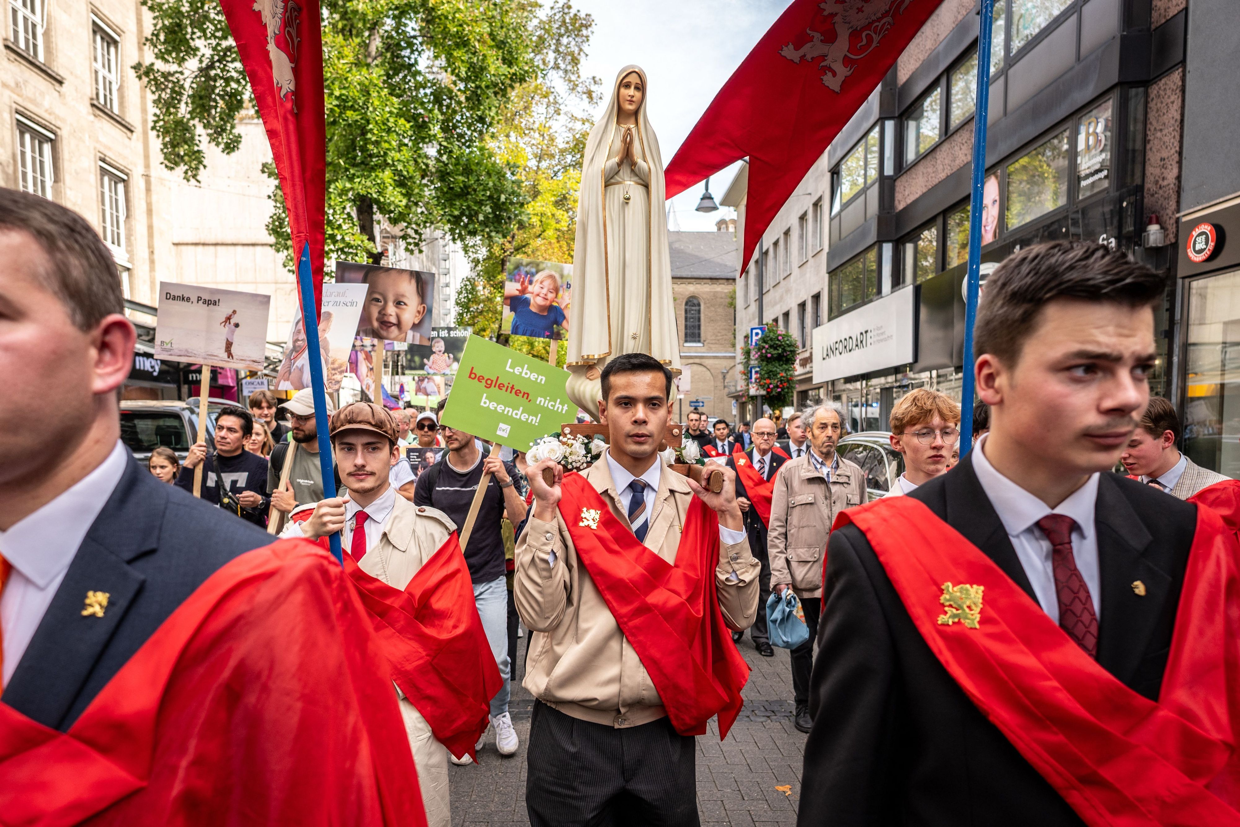Köln: Demonstranten tragen am Samstag (19. September) eine Madonna auf ihren Schultern, während der Demonstration „Marsch für das Leben“ gegen Abtreibungen.