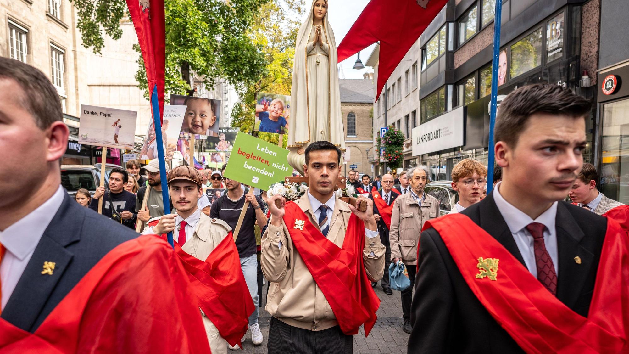 Köln: Demonstranten tragen am Samstag (19. September) eine Madonna auf ihren Schultern, während der Demonstration „Marsch für das Leben“ gegen Abtreibungen.
