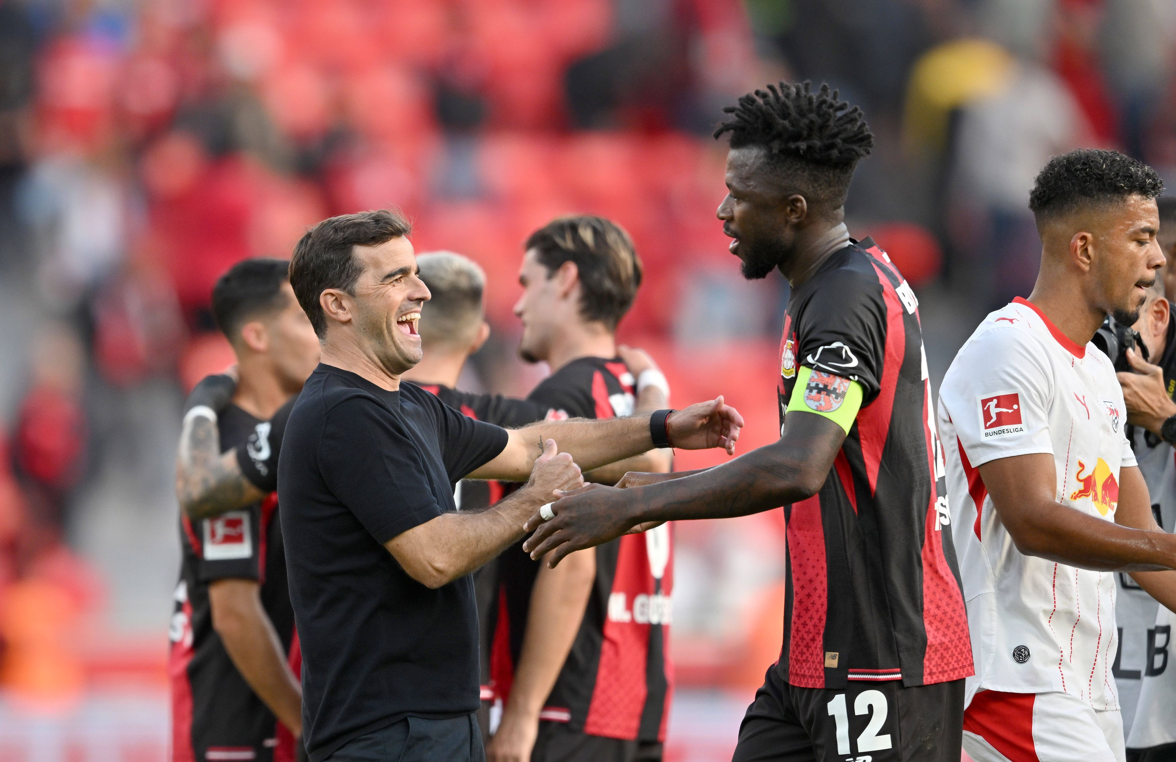 Schlussjubel LEV, l-r Trainer Carles Martinez Bayer Leverkusen, Edmond Tapsoba Bayer Leverkusen klatschen sich nach dem Spiel ab. Fussball 1. Bundesliga, 4.Spieltag, Bayer 04 Leverkusen - RB Leipzig, am 20.09.2026 in Leverkusen/ Deutschland. DFL regulations prohibit any use of photographs as image sequences and/or quasi-video ÃÂ *** Post-game celebration: LEV, from left to right, Coach Carles Martinez of Bayer Leverkusen and Edmond Tapsoba of Bayer Leverkusen high-fiving after the game. Soccer, Bundesliga 1, Matchday 4, Bayer 04 Leverkusen vs. RB Leipzig, on September 20, 2026, in Leverkusen, Germany. DFL regulations prohibit any use of photographs as image sequences and/or quasi-video.