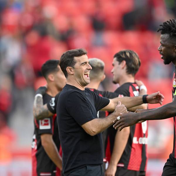 Schlussjubel LEV, l-r Trainer Carles Martinez Bayer Leverkusen, Edmond Tapsoba Bayer Leverkusen klatschen sich nach dem Spiel ab. Fussball 1. Bundesliga, 4.Spieltag, Bayer 04 Leverkusen - RB Leipzig, am 20.09.2026 in Leverkusen/ Deutschland. DFL regulations prohibit any use of photographs as image sequences and/or quasi-video ÃÂ *** Post-game celebration: LEV, from left to right, Coach Carles Martinez of Bayer Leverkusen and Edmond Tapsoba of Bayer Leverkusen high-fiving after the game. Soccer, Bundesliga 1, Matchday 4, Bayer 04 Leverkusen vs. RB Leipzig, on September 20, 2026, in Leverkusen, Germany. DFL regulations prohibit any use of photographs as image sequences and/or quasi-video.