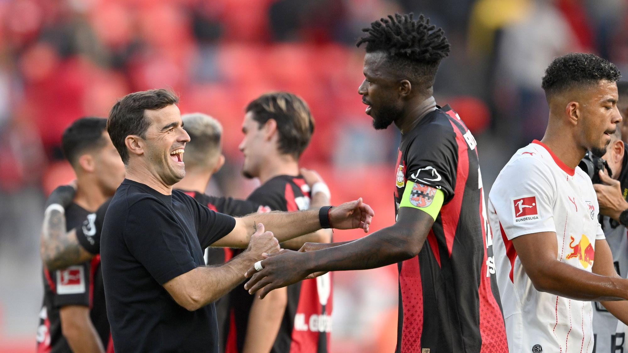 Schlussjubel LEV, l-r Trainer Carles Martinez Bayer Leverkusen, Edmond Tapsoba Bayer Leverkusen klatschen sich nach dem Spiel ab. Fussball 1. Bundesliga, 4.Spieltag, Bayer 04 Leverkusen - RB Leipzig, am 20.09.2026 in Leverkusen/ Deutschland. DFL regulations prohibit any use of photographs as image sequences and/or quasi-video ÃÂ *** Post-game celebration: LEV, from left to right, Coach Carles Martinez of Bayer Leverkusen and Edmond Tapsoba of Bayer Leverkusen high-fiving after the game. Soccer, Bundesliga 1, Matchday 4, Bayer 04 Leverkusen vs. RB Leipzig, on September 20, 2026, in Leverkusen, Germany. DFL regulations prohibit any use of photographs as image sequences and/or quasi-video.