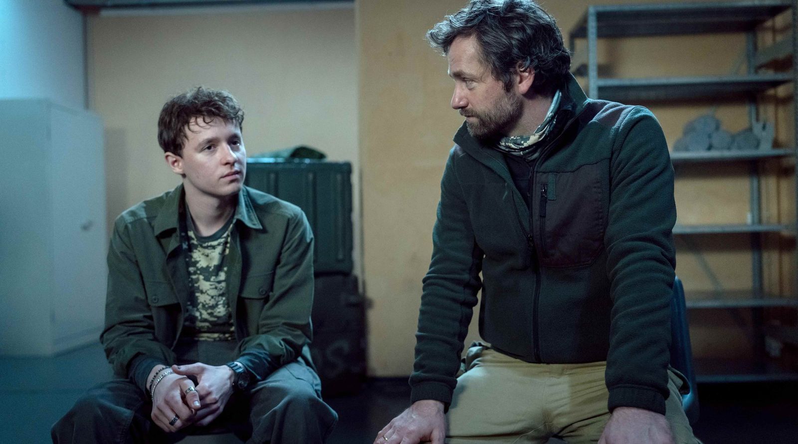 Moritz Zechmann (Florian Stetter, rechts) hat seinen Sohn Mats (Paul Ahrens) zum Survivalkurs mitgebracht.
 (Bild: WDR/BAVARIA FICTION/Thomas Kost)